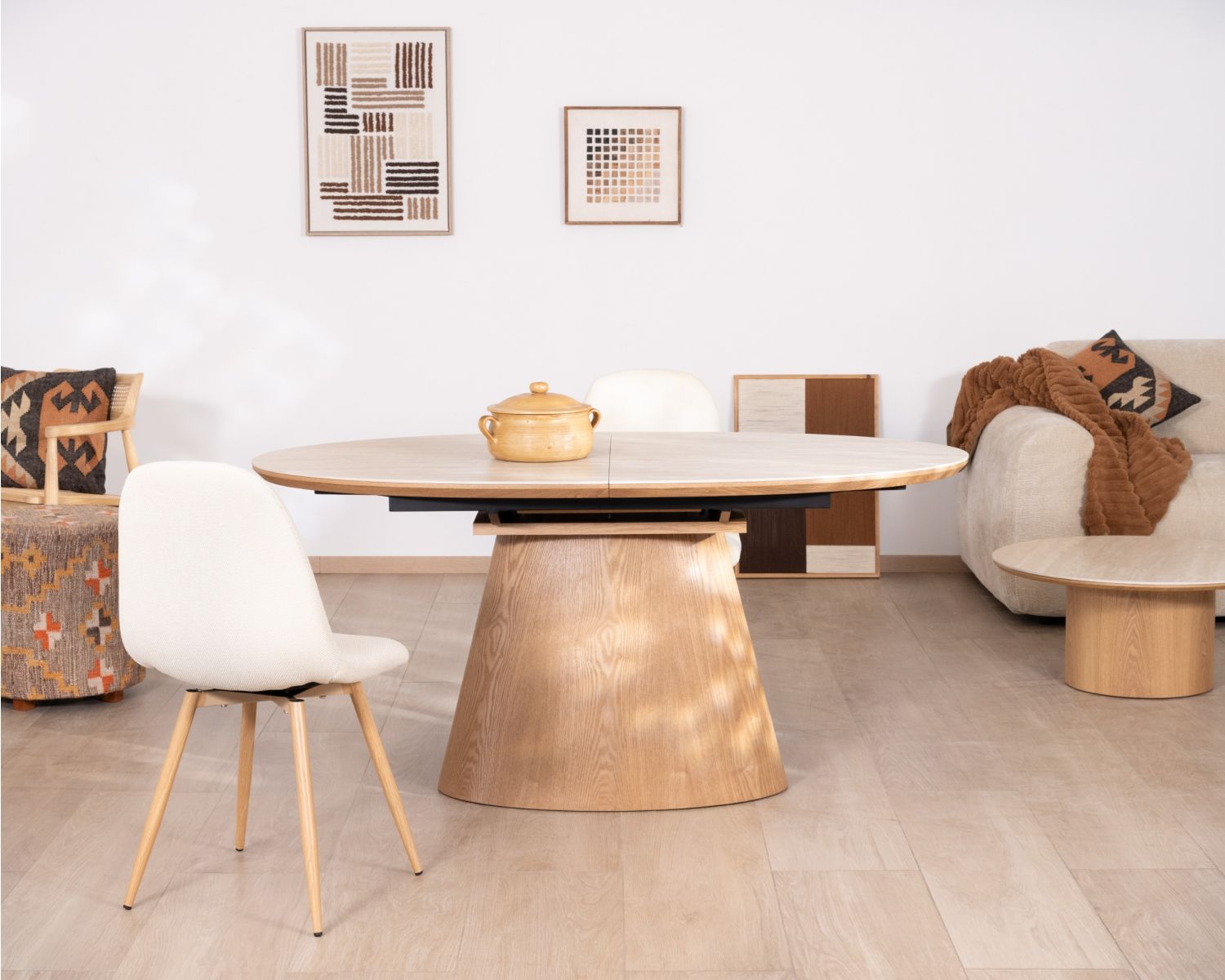 Tavolo da pranzo allungabile 160-200 cm, piano in ceramica effetto travertino “Oria”, base effetto rovere chiaro