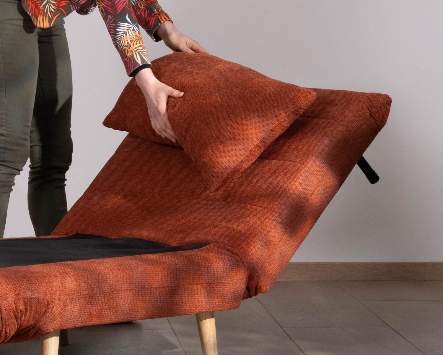 Poltrona di design scandinavo in tessuto terracotta "Folda" trasformabile in letto occasionale