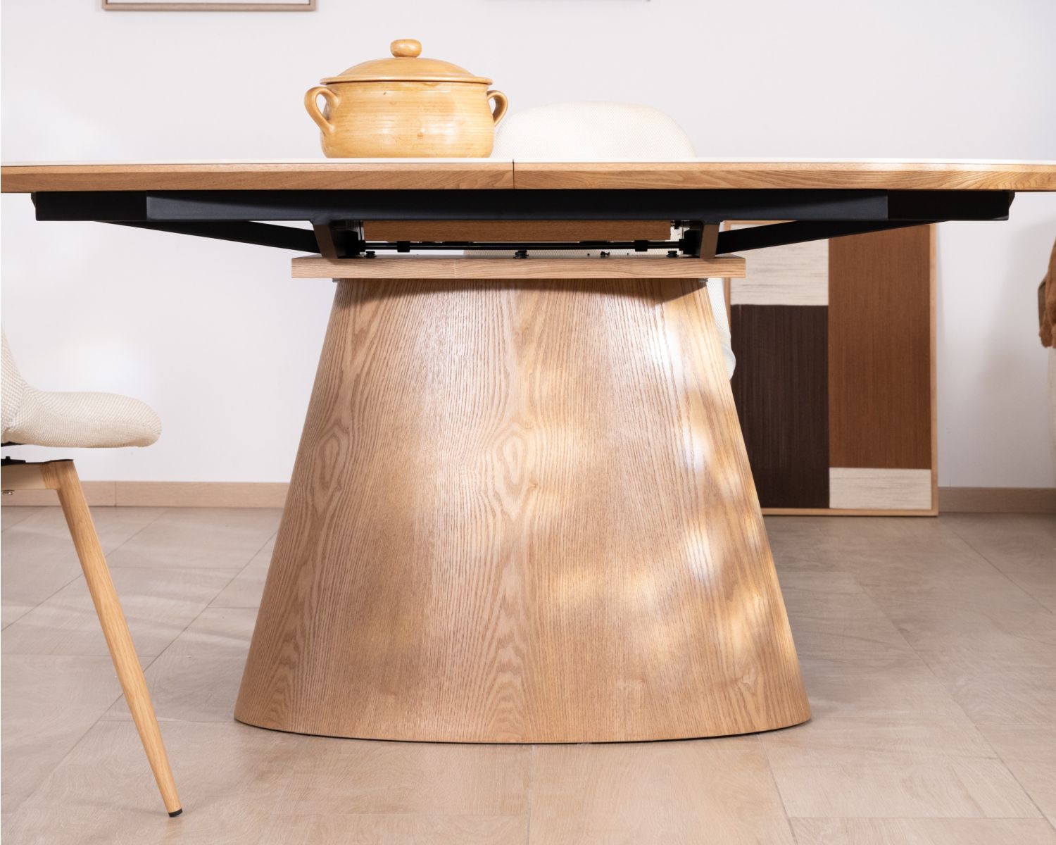 Tavolo da pranzo allungabile 160-200 cm, piano in ceramica effetto travertino “Oria”, base effetto rovere chiaro