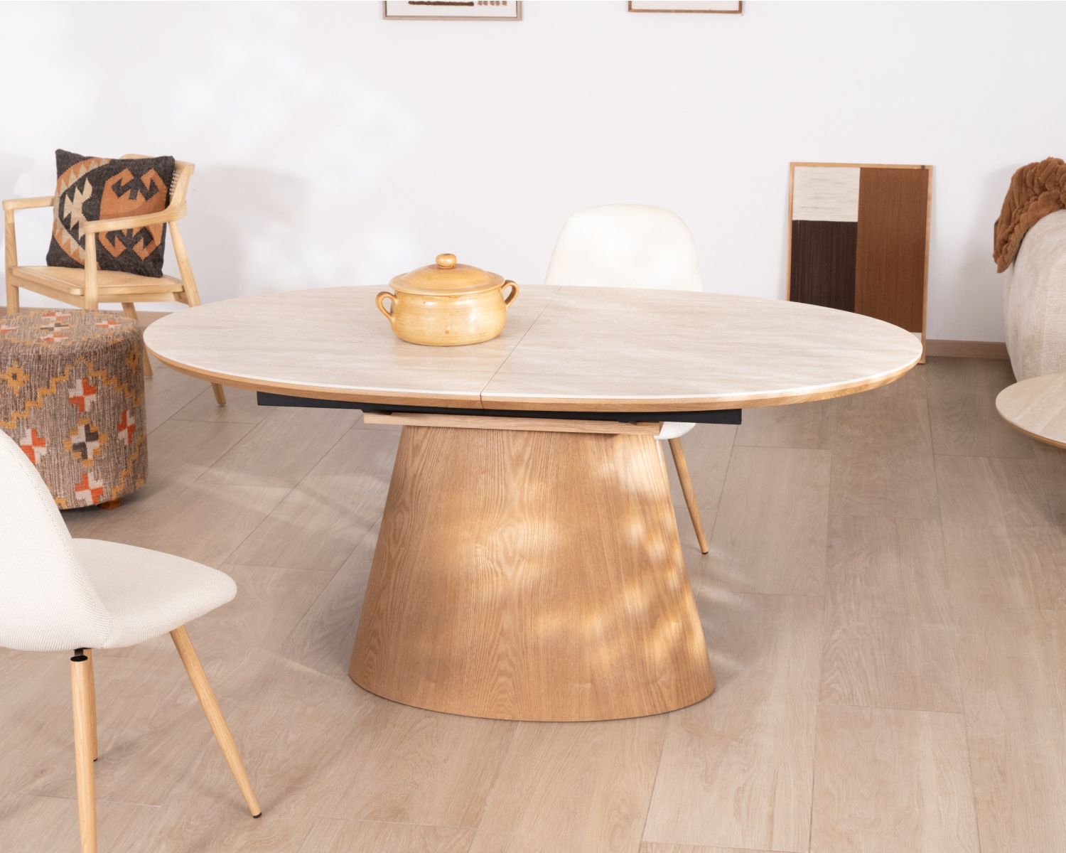 Tavolo da pranzo allungabile 160-200 cm, piano in ceramica effetto travertino “Oria”, base effetto rovere chiaro