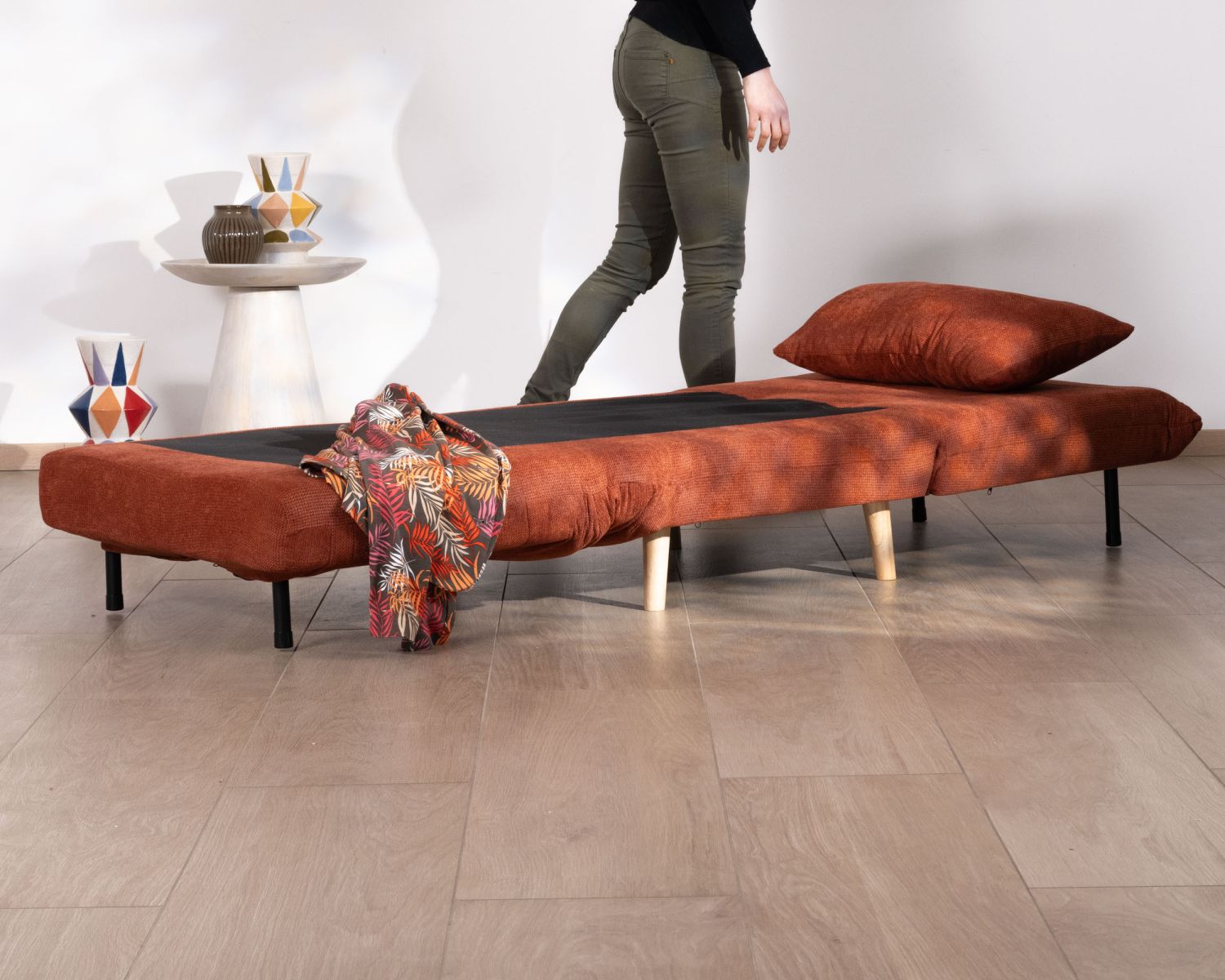 Poltrona di design scandinavo in tessuto terracotta "Folda" trasformabile in letto occasionale