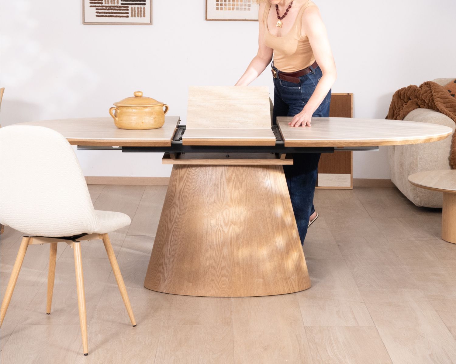 Tavolo da pranzo allungabile 160-200 cm, piano in ceramica effetto travertino “Oria”, base effetto rovere chiaro