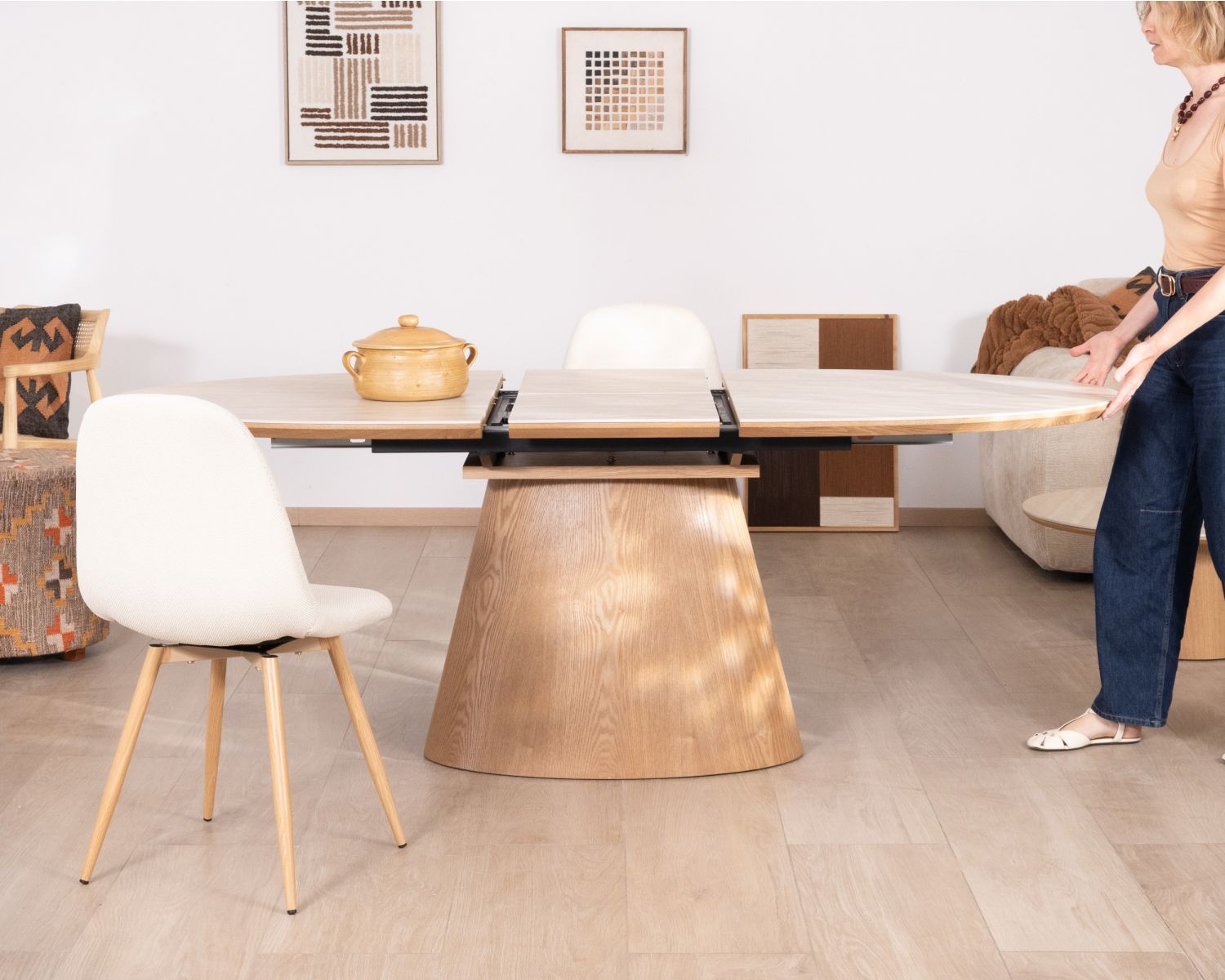 Tavolo da pranzo allungabile 160-200 cm, piano in ceramica effetto travertino “Oria”, base effetto rovere chiaro
