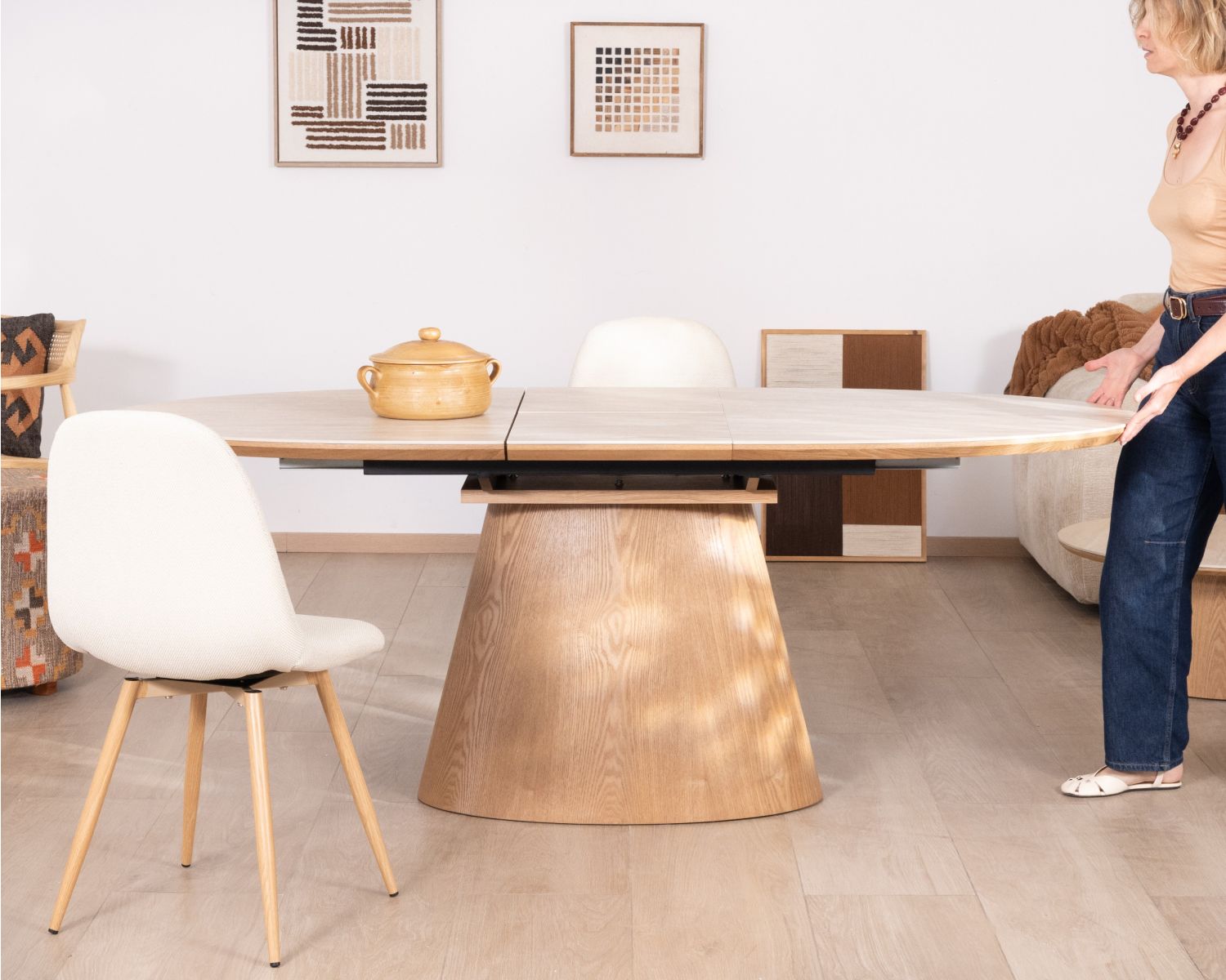 Tavolo da pranzo allungabile 160-200 cm, piano in ceramica effetto travertino “Oria”, base effetto rovere chiaro