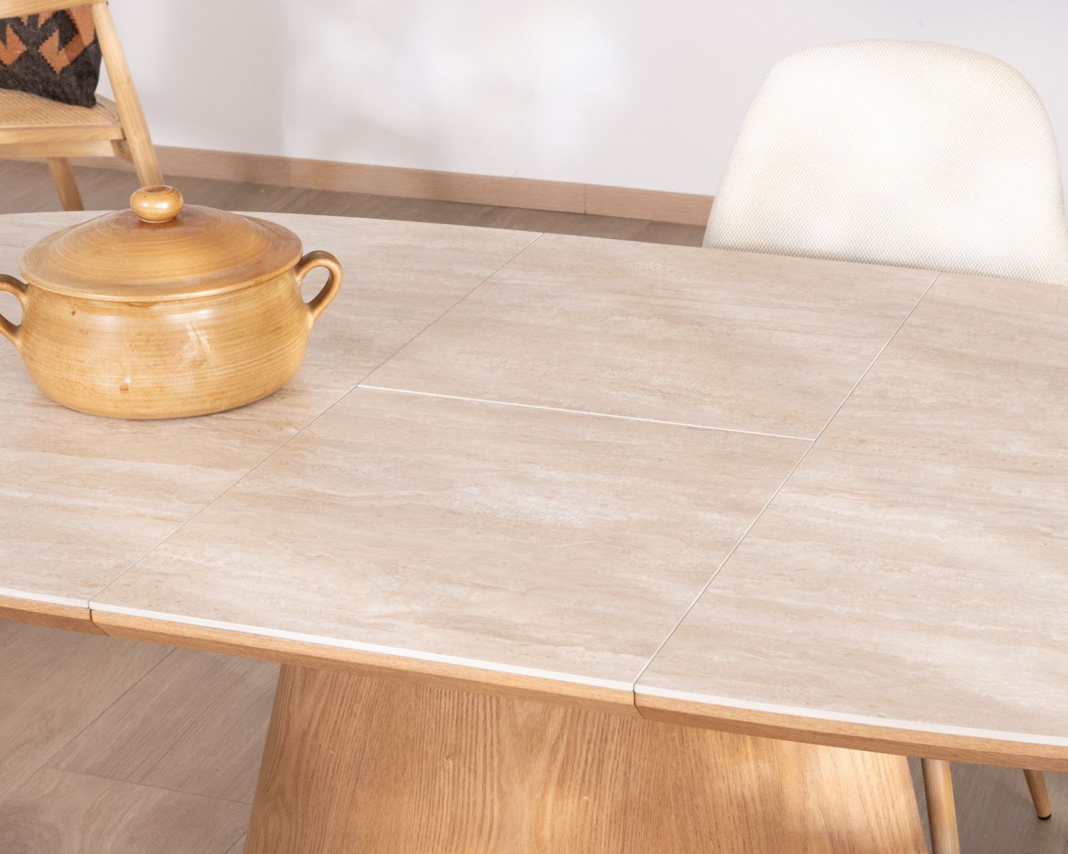 Tavolo da pranzo allungabile 160-200 cm, piano in ceramica effetto travertino “Oria”, base effetto rovere chiaro