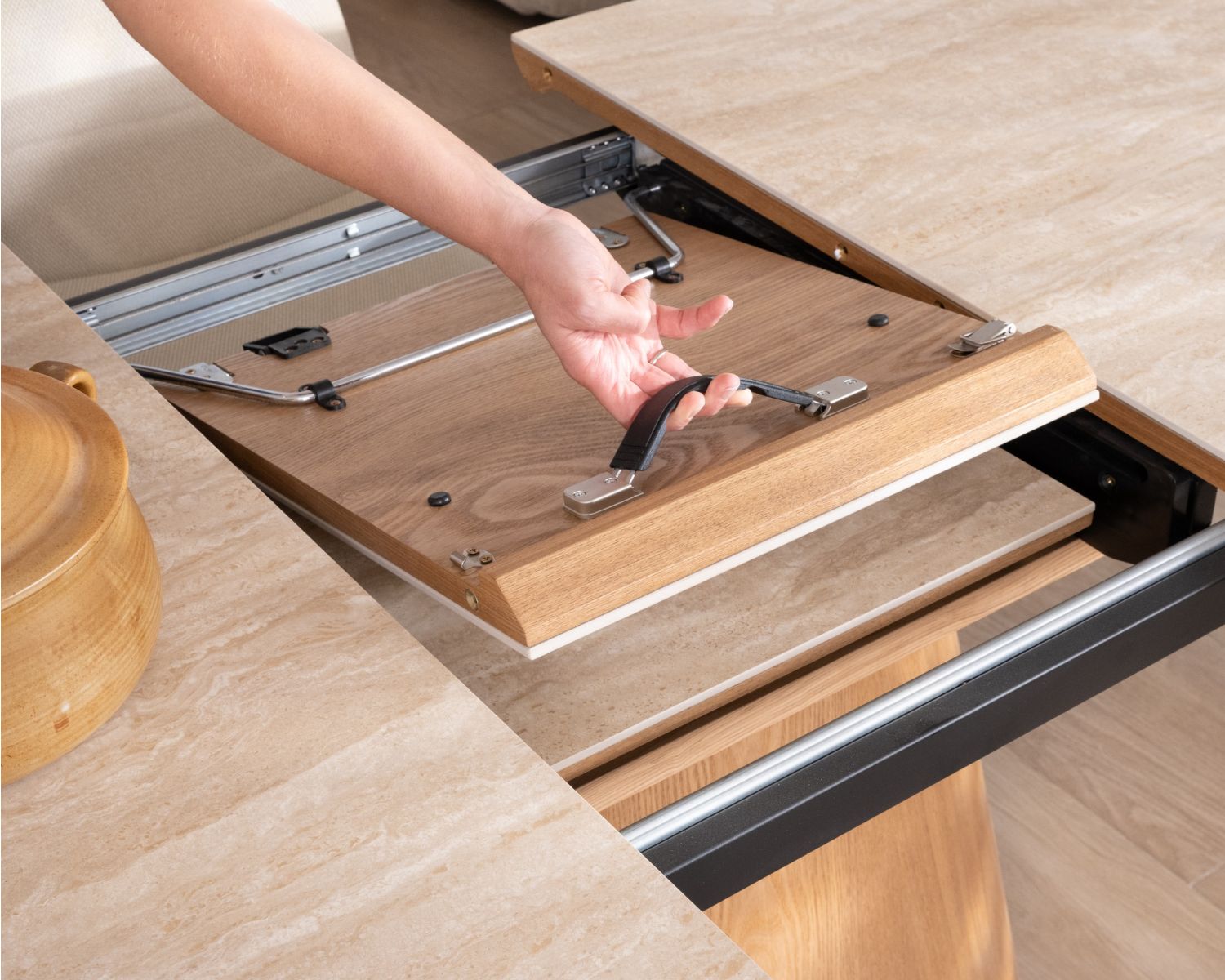 Tavolo da pranzo allungabile 160-200 cm, piano in ceramica effetto travertino “Oria”, base effetto rovere chiaro