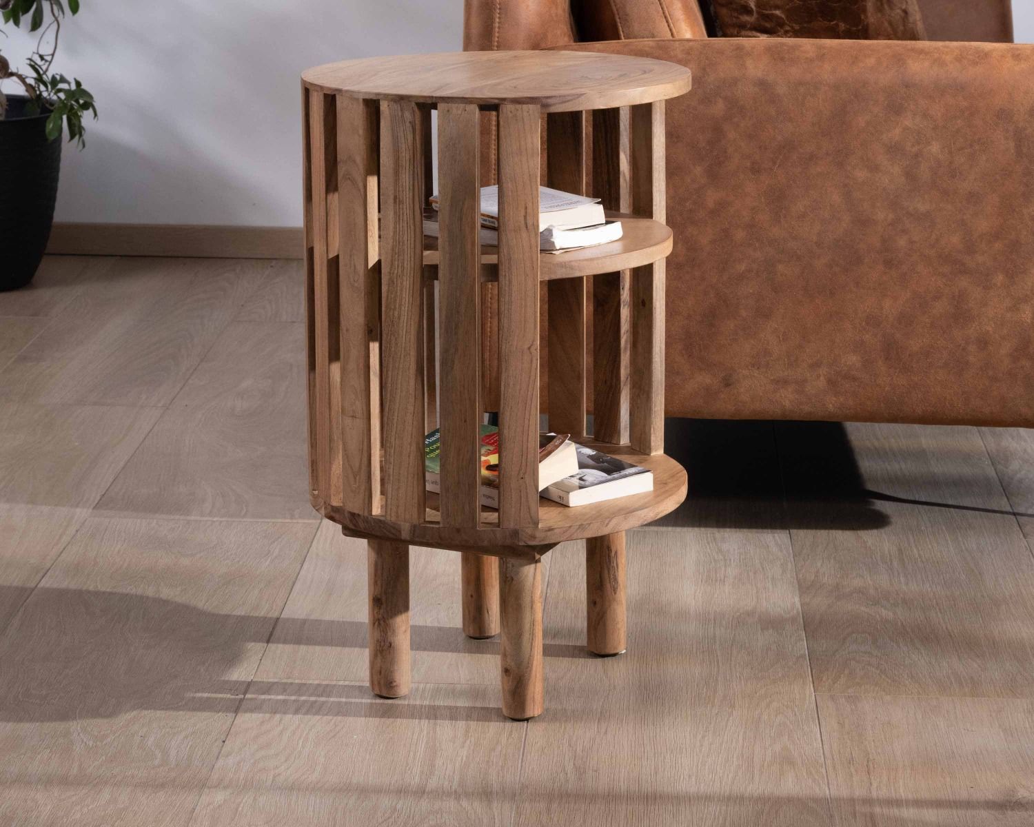 Comodino rotondo a doghe "Latura" in acacia con 2 nicchie