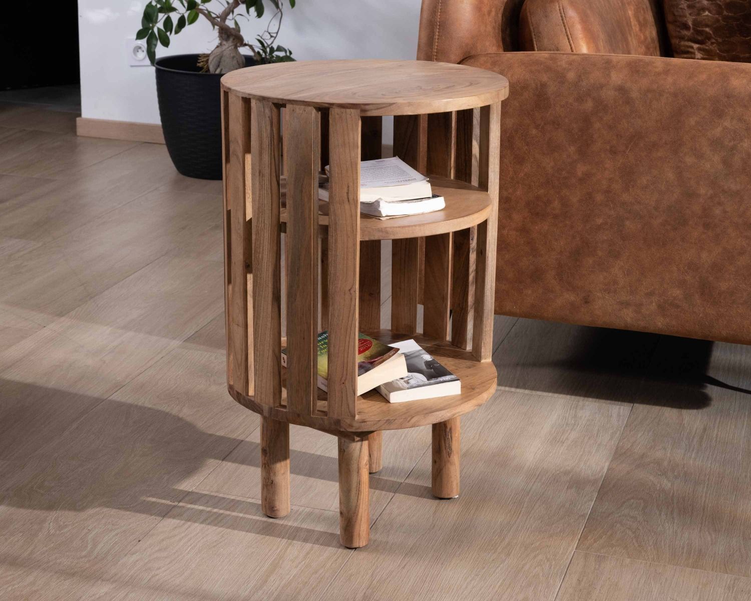 Comodino rotondo a doghe "Latura" in acacia con 2 nicchie