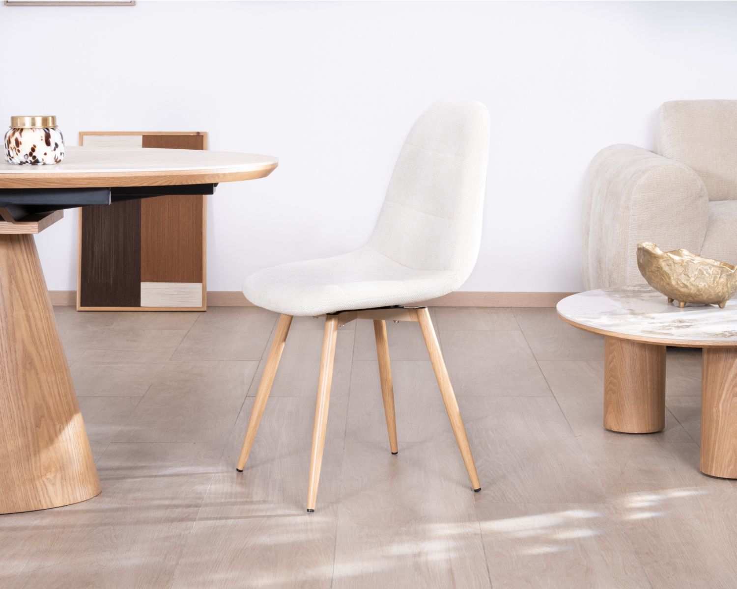 Set di 4 sedie girevoli in stile scandinavo "Noma" in tessuto écru, con gambe in finitura rovere