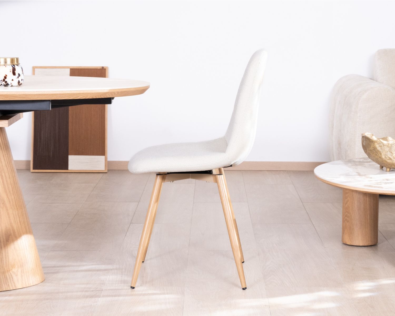 Set di 4 sedie girevoli in stile scandinavo "Noma" in tessuto écru, con gambe in finitura rovere