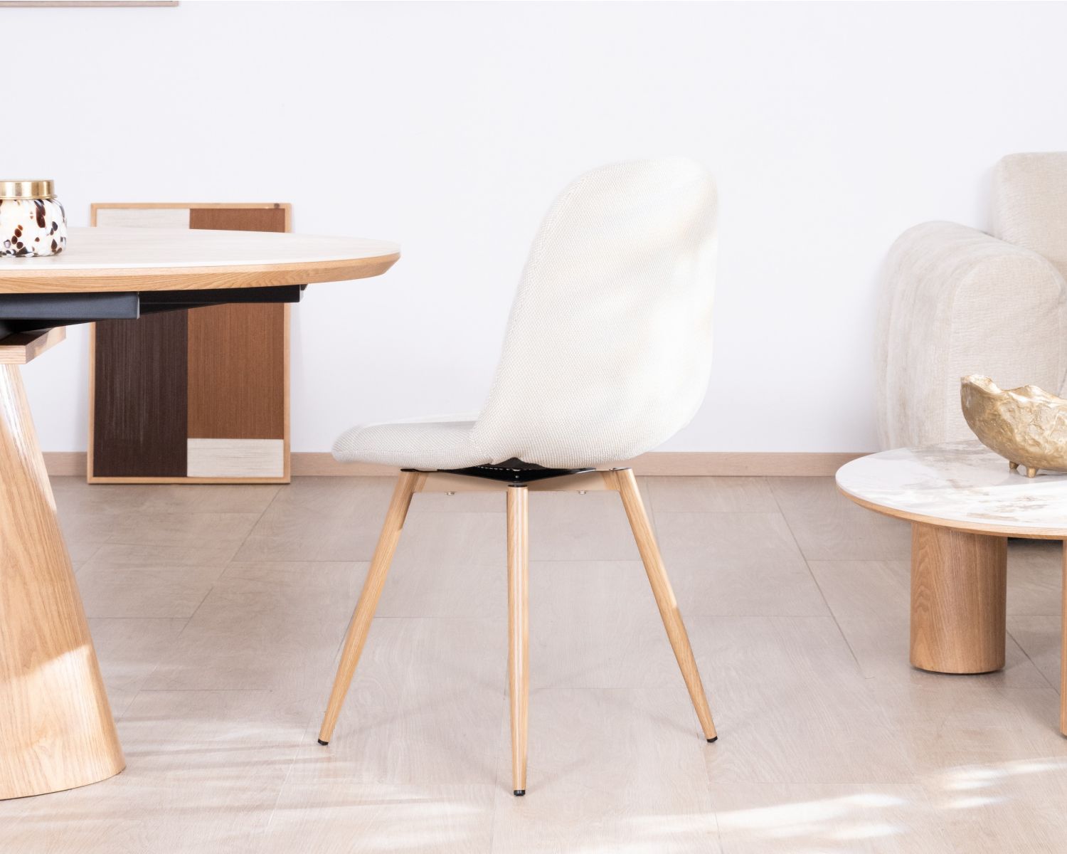 Set di 4 sedie girevoli in stile scandinavo "Noma" in tessuto écru, con gambe in finitura rovere