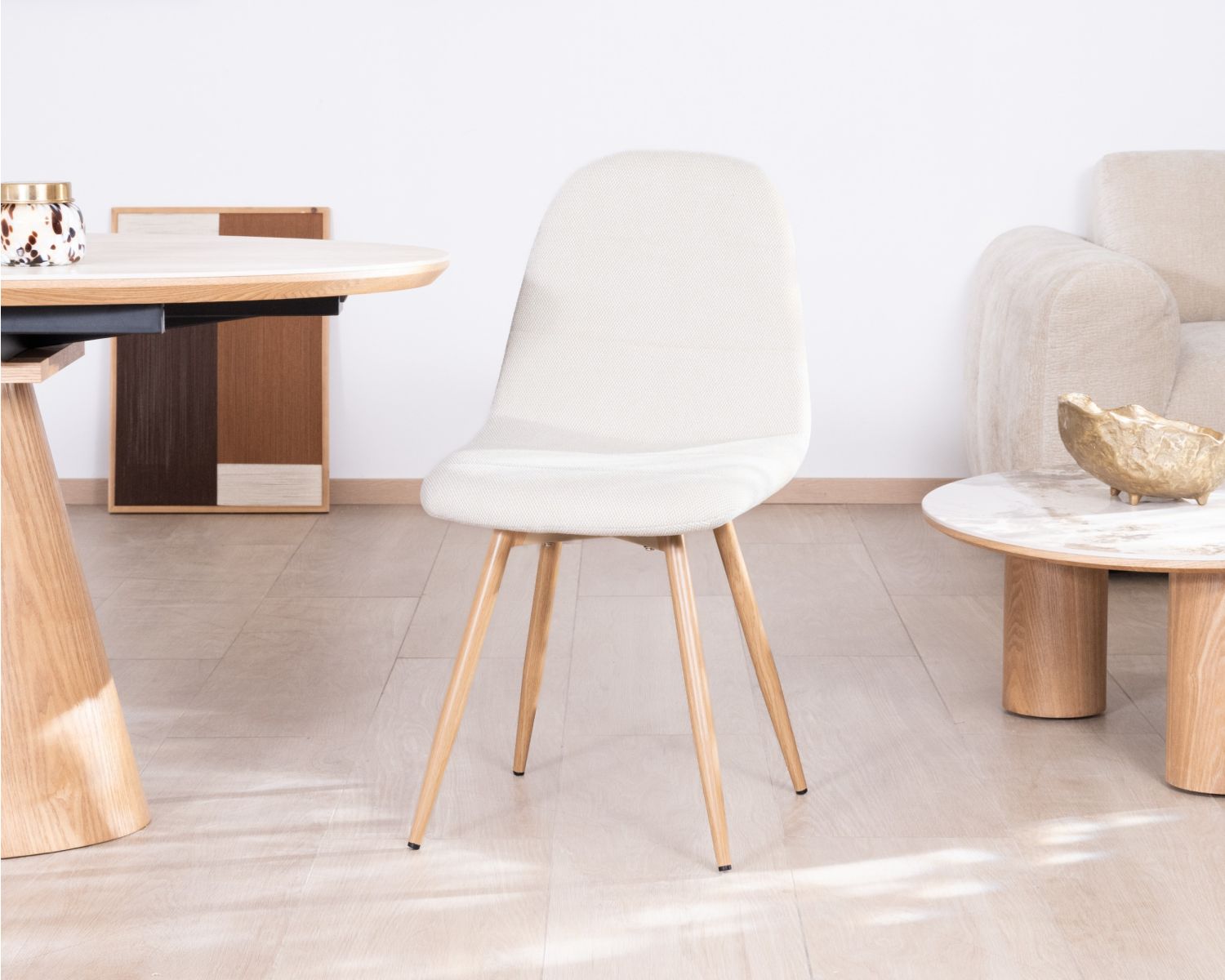 Set di 4 sedie girevoli in stile scandinavo "Noma" in tessuto écru, con gambe in finitura rovere