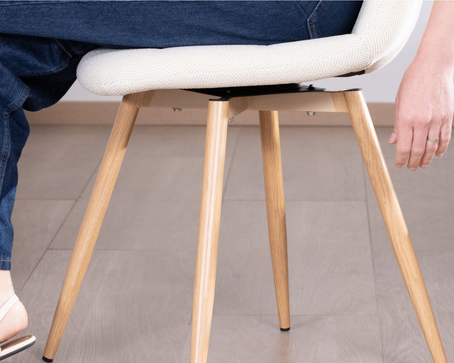 Set di 4 sedie girevoli in stile scandinavo "Noma" in tessuto écru, con gambe in finitura rovere