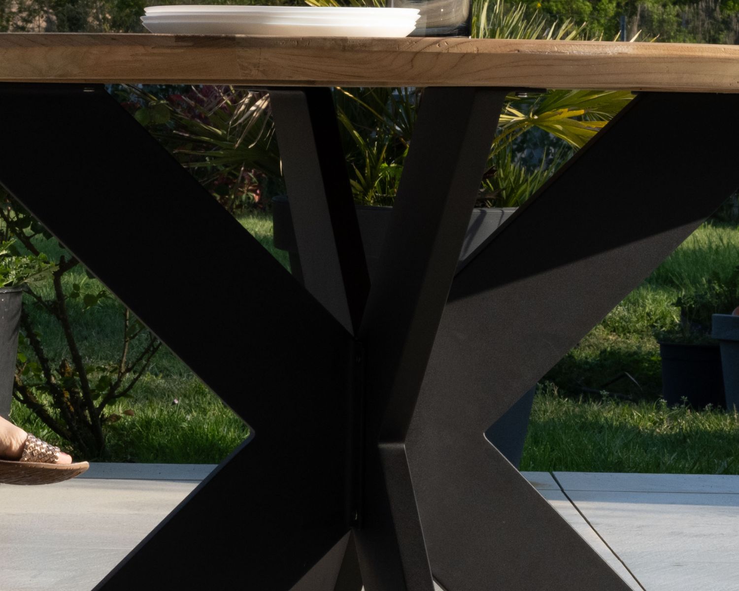 Tavolo da giardino rotondo "Ozone" in teak con gambe trasversali in alluminio, 150 cm