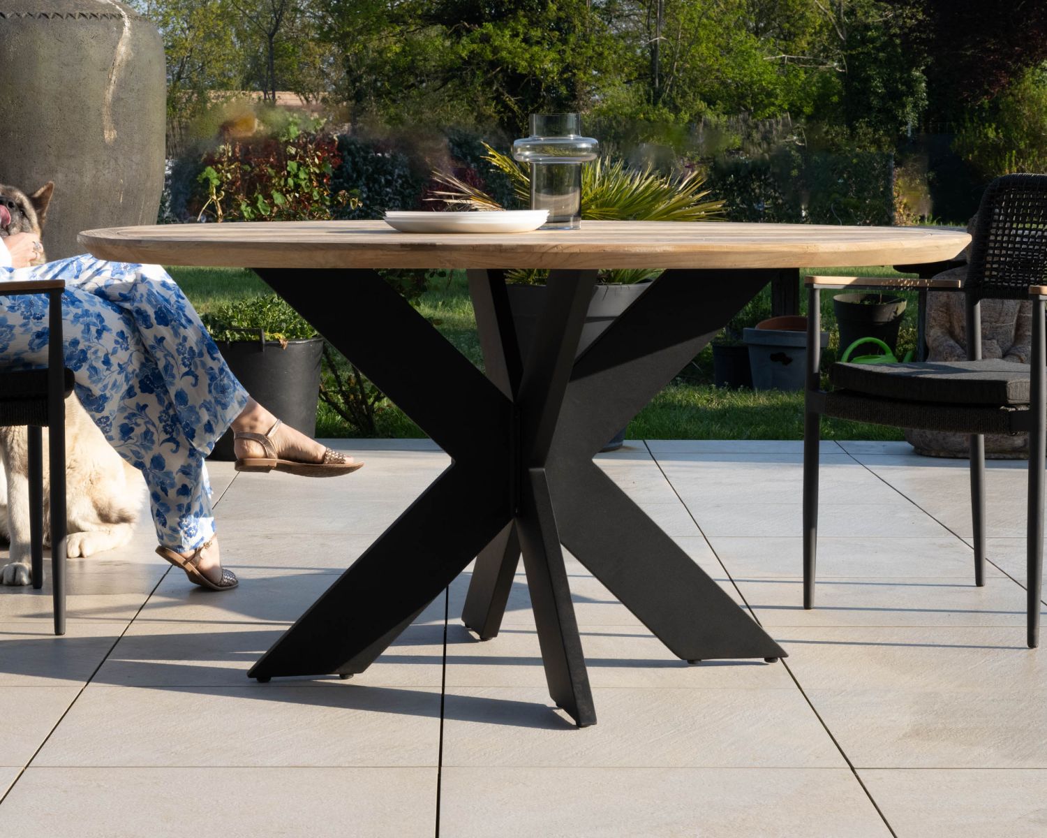 Tavolo da giardino rotondo "Ozone" in teak con gambe trasversali in alluminio, 150 cm