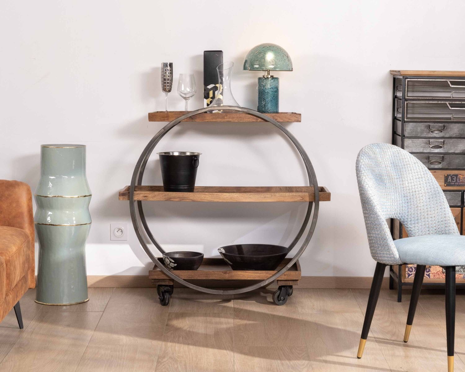 Credenza a 3 livelli "Benck" in acacia e metallo nero antico