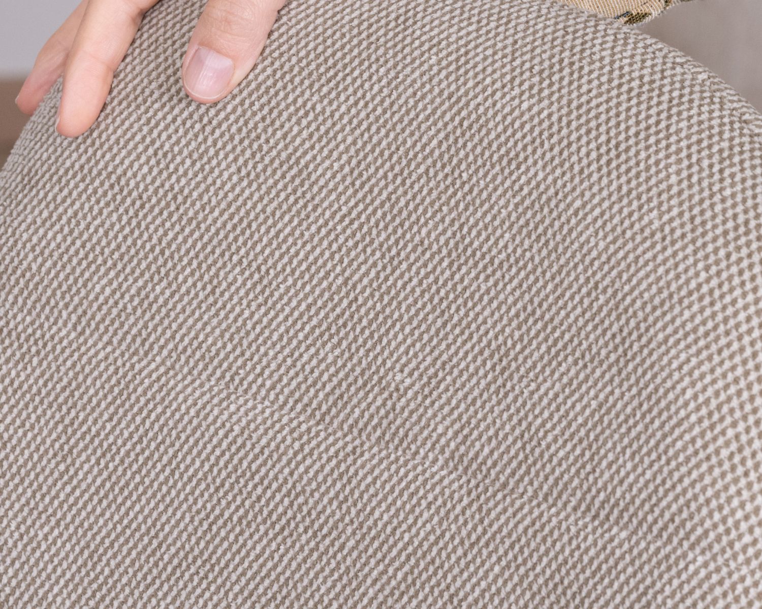 Set di 4 sedie girevoli in stile "soft seating" "Noma" in tessuto grège melange, con gambe con finitura rovere