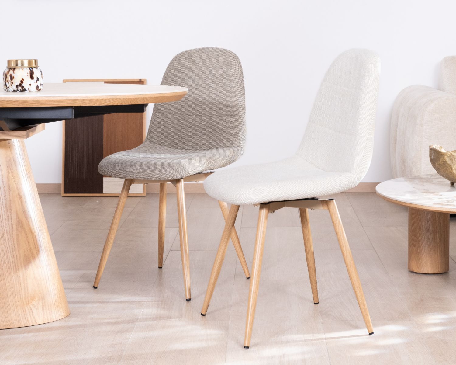 Set di 4 sedie girevoli in stile "soft seating" "Noma" in tessuto grège melange, con gambe con finitura rovere