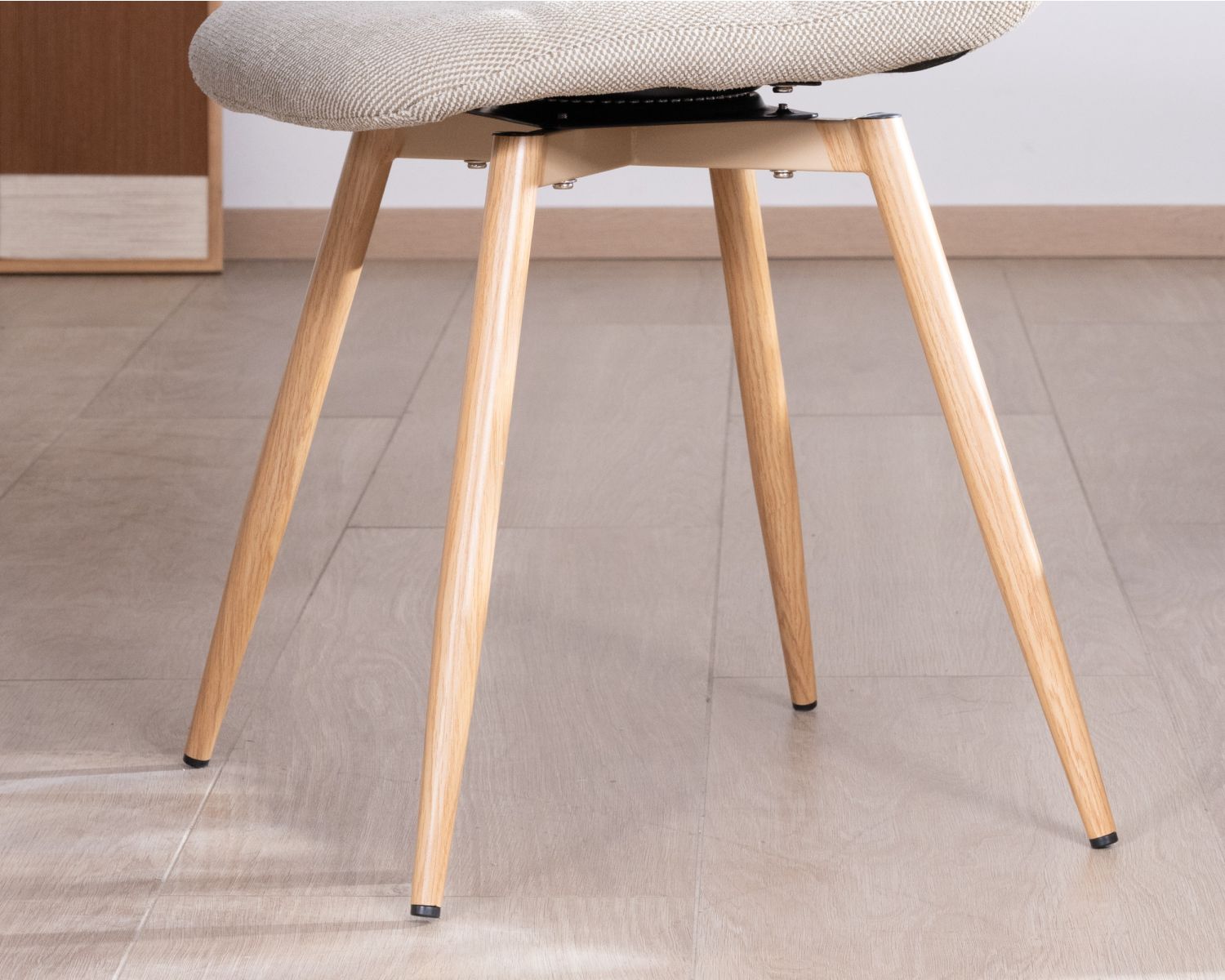 Set di 4 sedie girevoli in stile "soft seating" "Noma" in tessuto grège melange, con gambe con finitura rovere