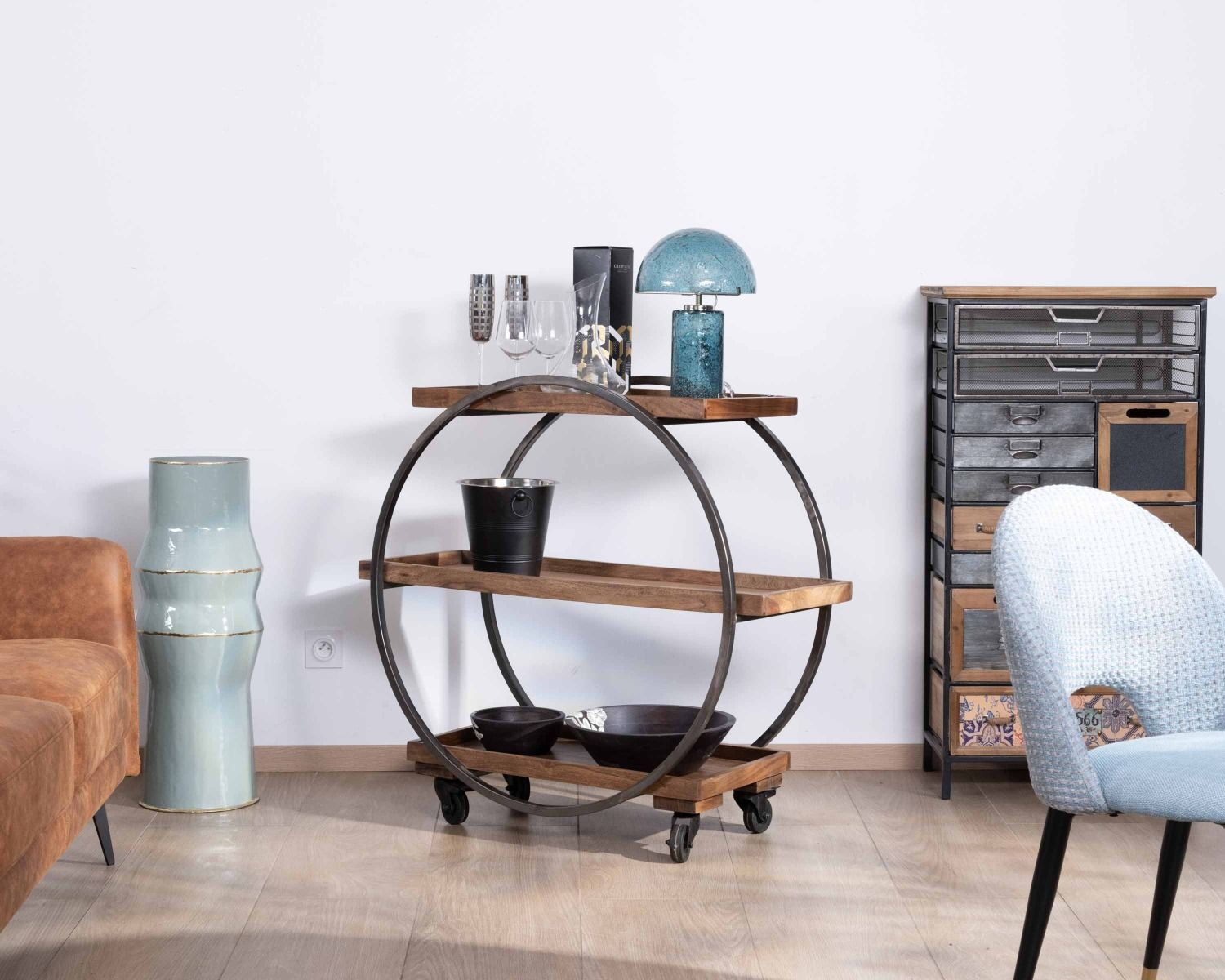 Credenza a 3 livelli "Benck" in acacia e metallo nero antico