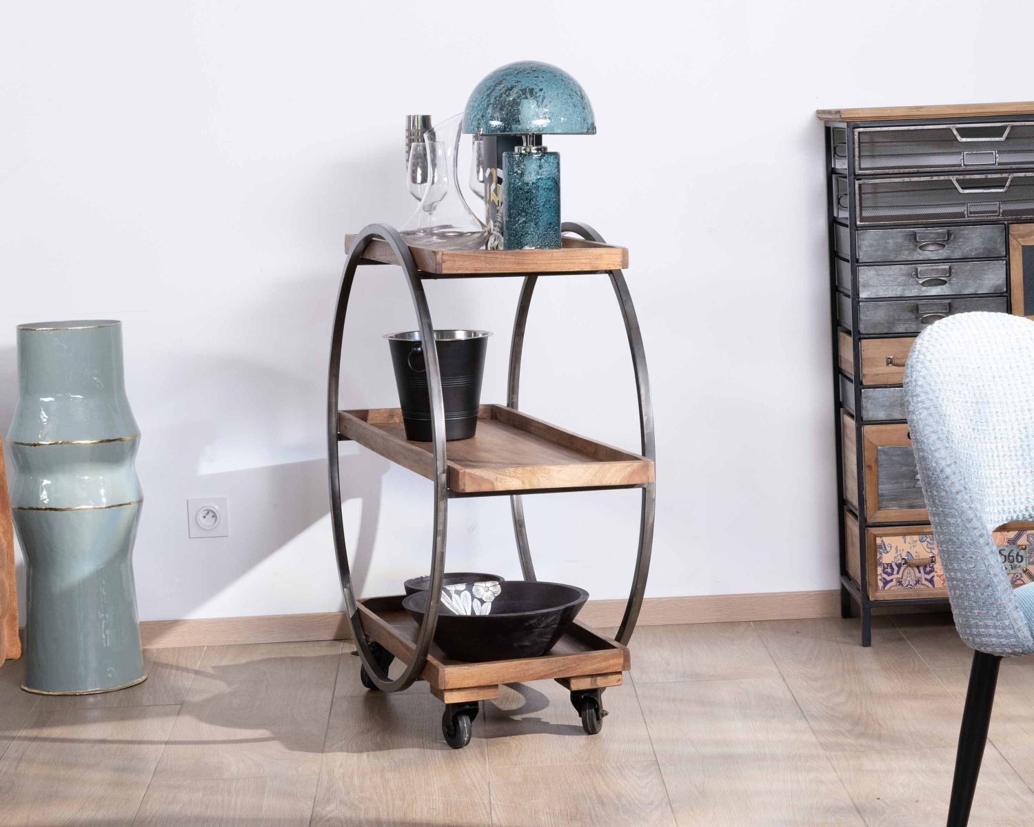 Credenza a 3 livelli "Benck" in acacia e metallo nero antico