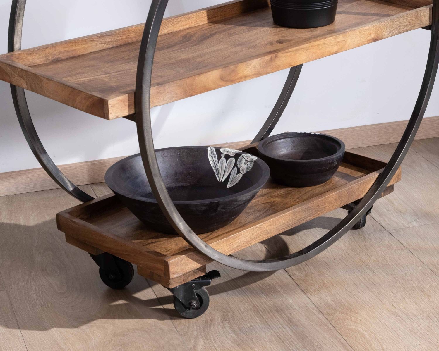 Credenza a 3 livelli "Benck" in acacia e metallo nero antico