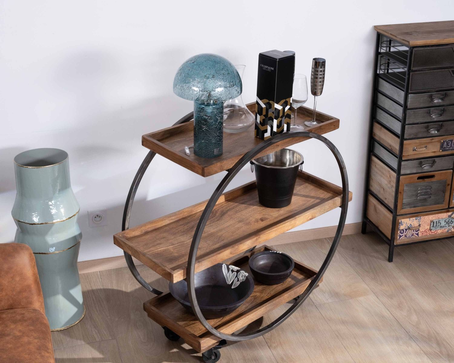 Credenza a 3 livelli "Benck" in acacia e metallo nero antico