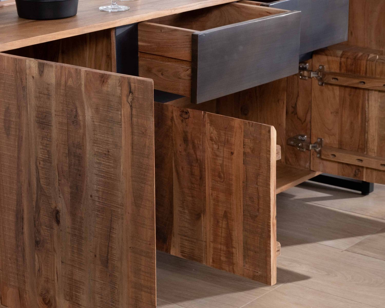 Credenza in acacia di 175 cm con 2 cassetti e gambe "Bennett" in metallo nero