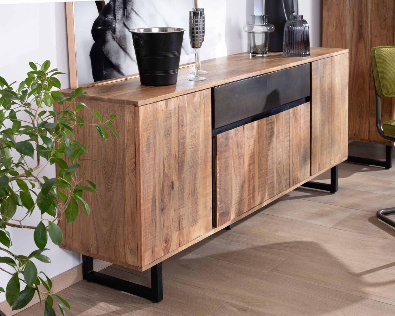 Credenza in acacia di 175 cm con 2 cassetti e gambe "Bennett" in metallo nero