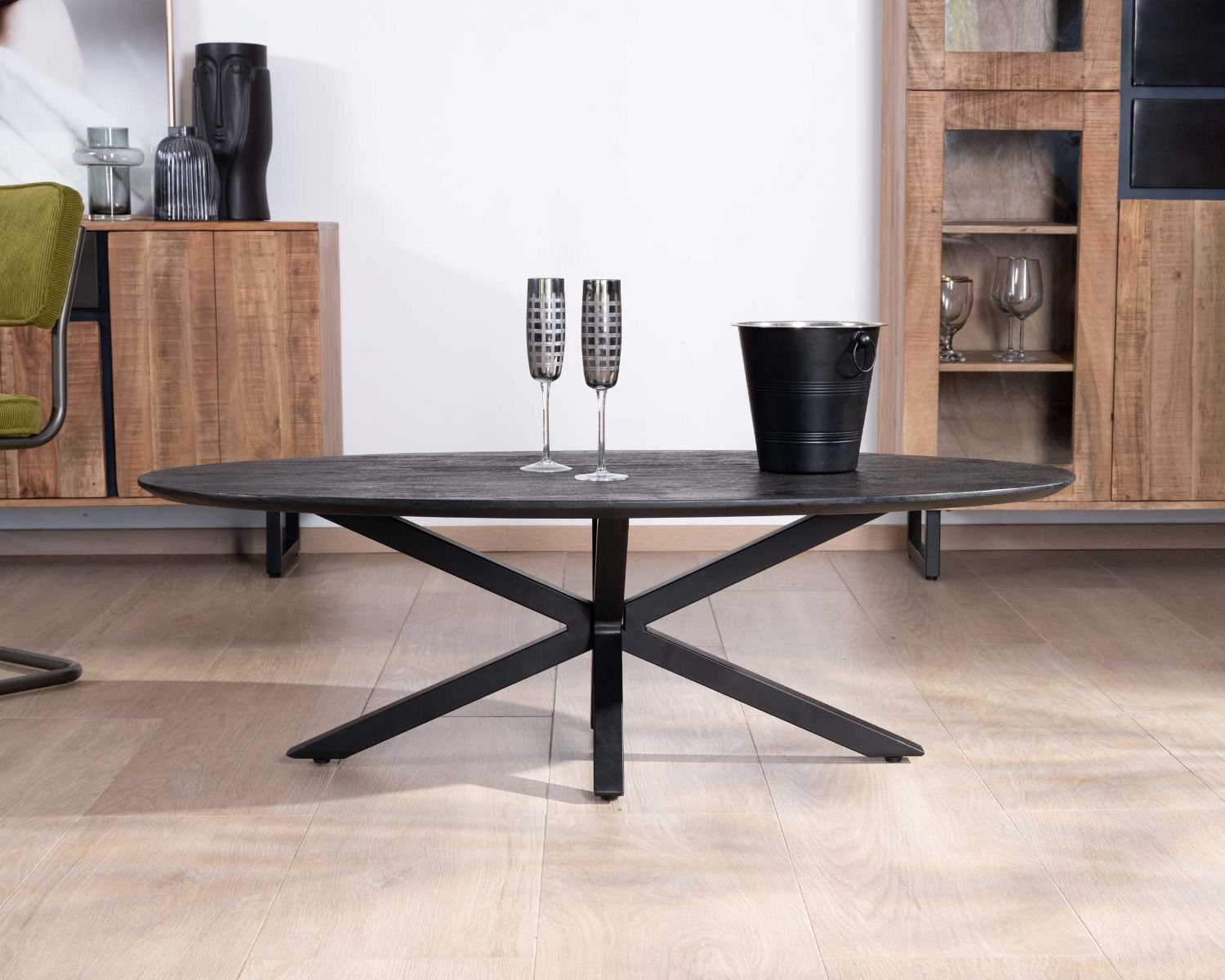 Tavolino nero "Pisa" con piano a ellisse in mango massiccio sabbiato e gambe in metallo 3D