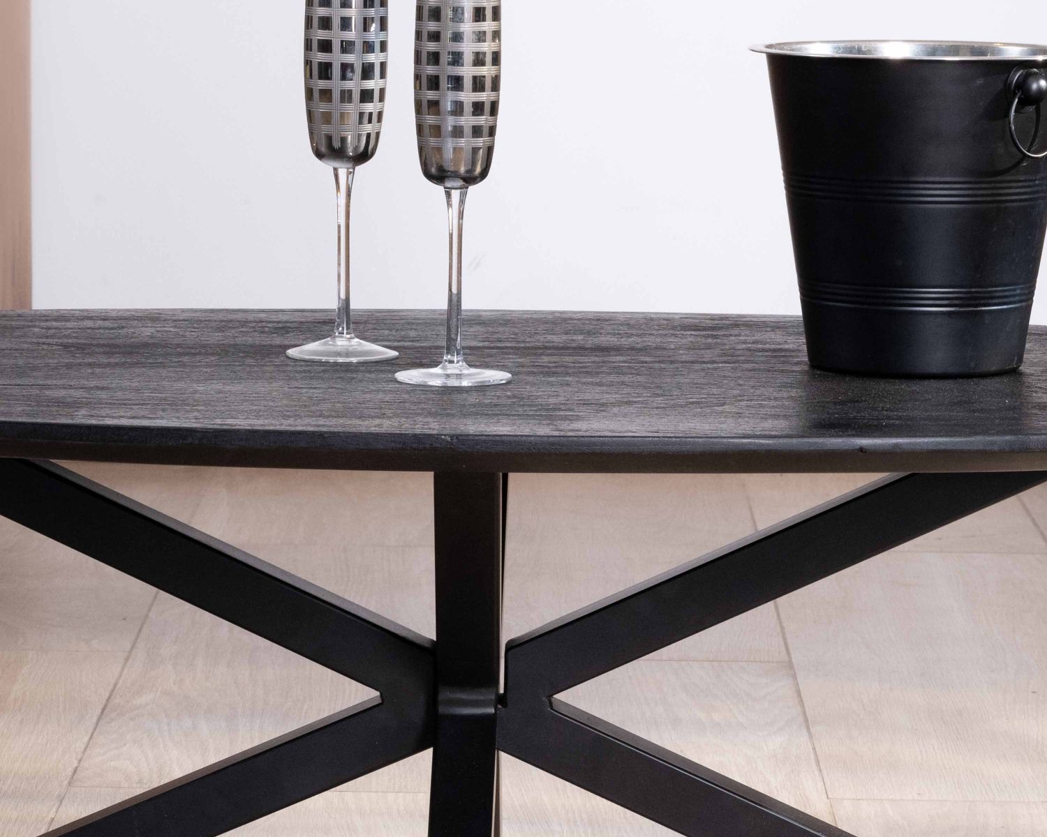 Tavolino nero "Pisa" con piano a ellisse in mango massiccio sabbiato e gambe in metallo 3D