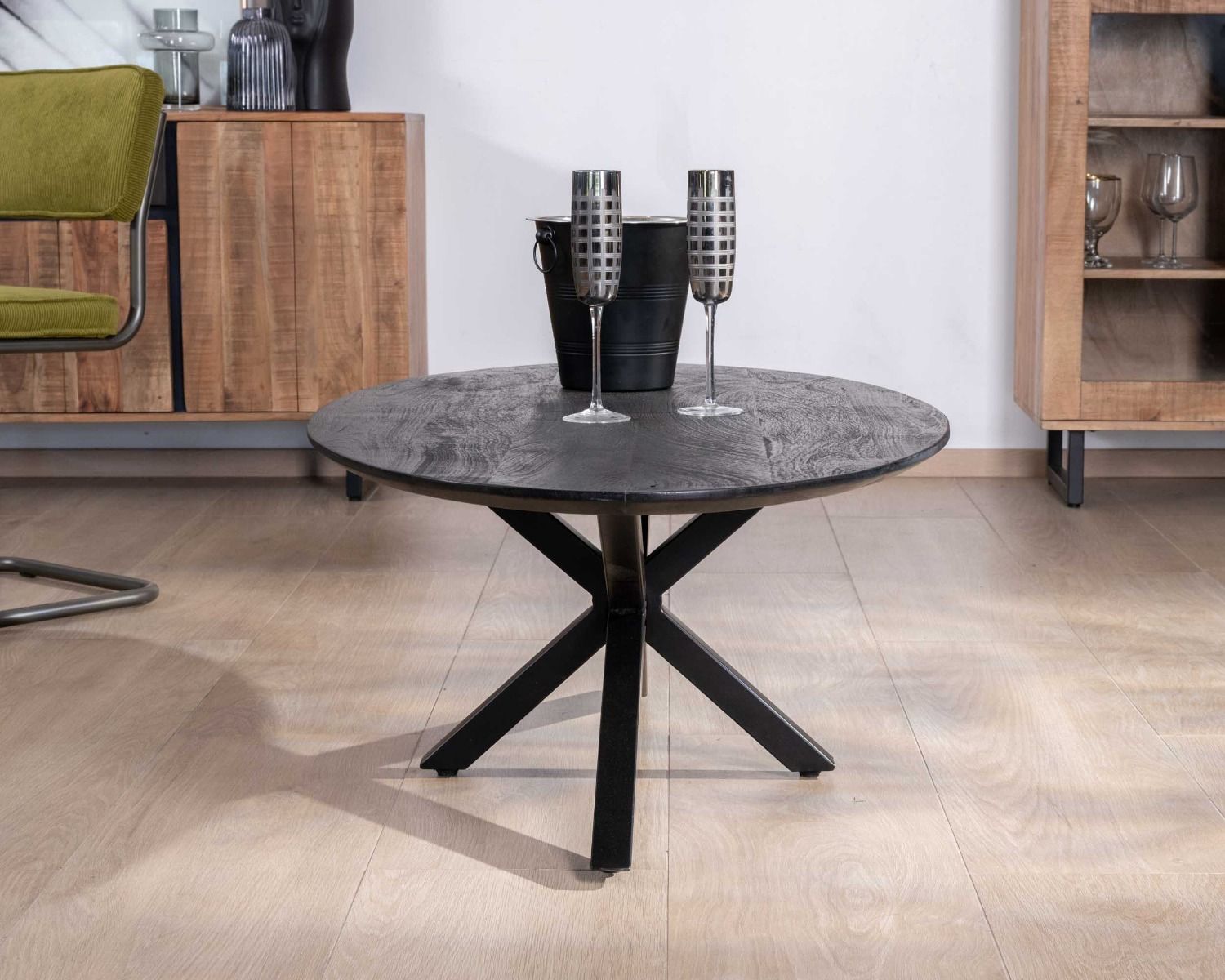 Tavolino nero "Pisa" con piano a ellisse in mango massiccio sabbiato e gambe in metallo 3D