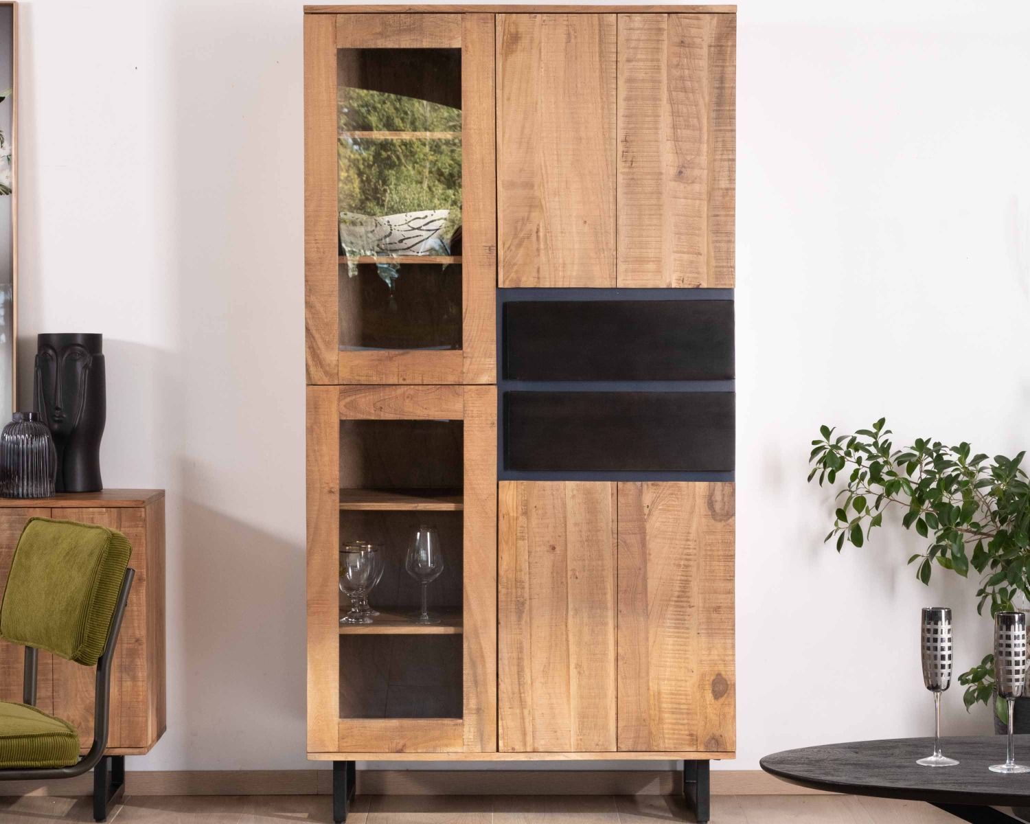 Mobile portavivande contemporaneo "Bennett" in acacia con ante in vetro e cassetti neri