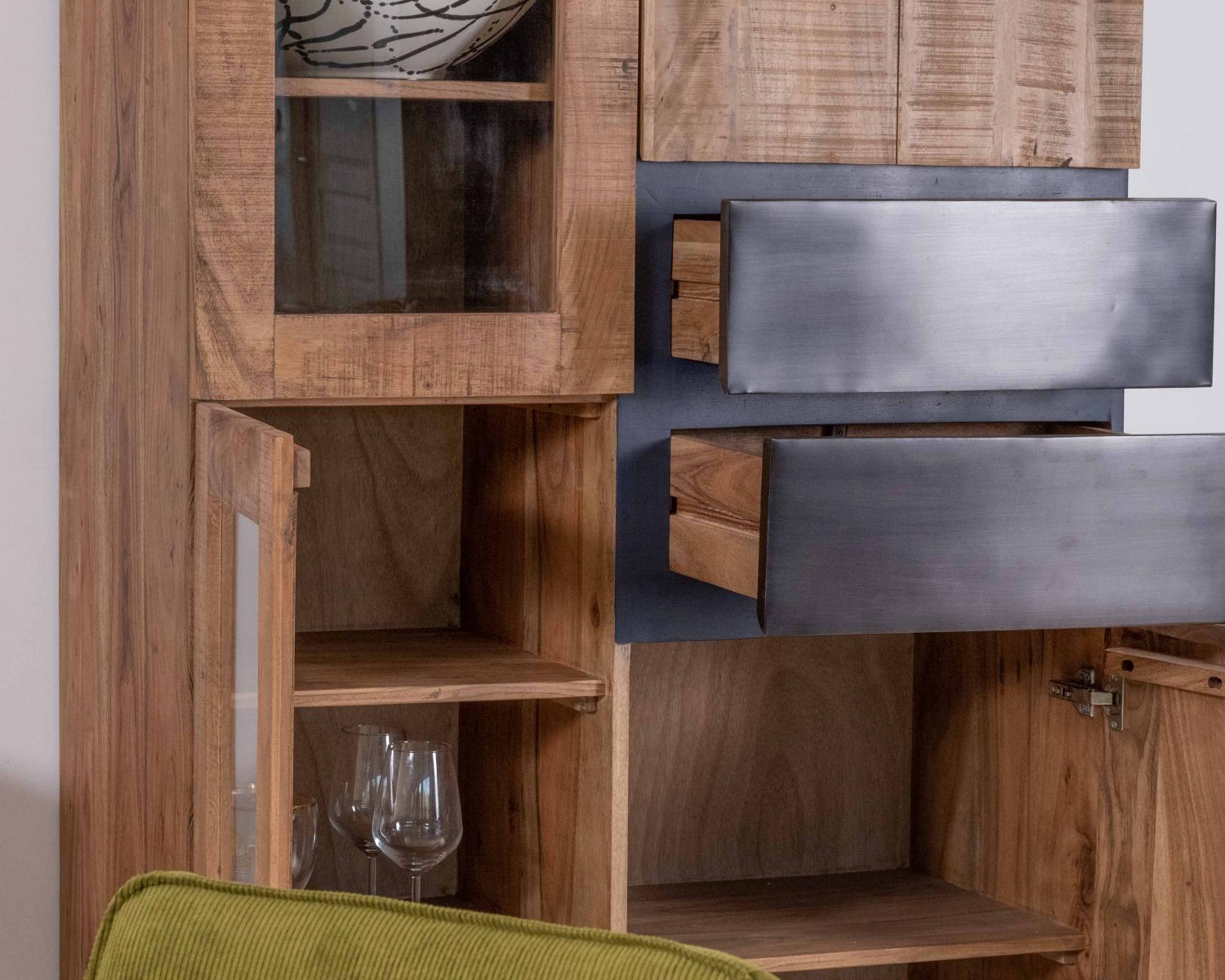 Mobile portavivande contemporaneo "Bennett" in acacia con ante in vetro e cassetti neri