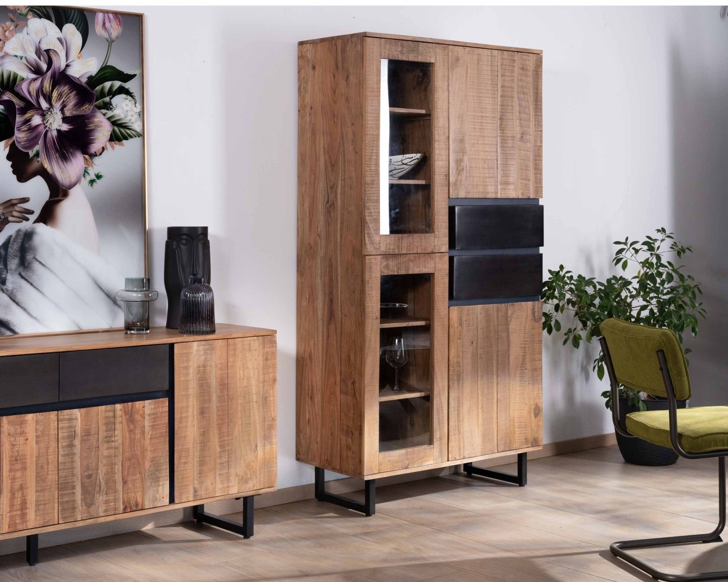 Mobile portavivande contemporaneo "Bennett" in acacia con ante in vetro e cassetti neri