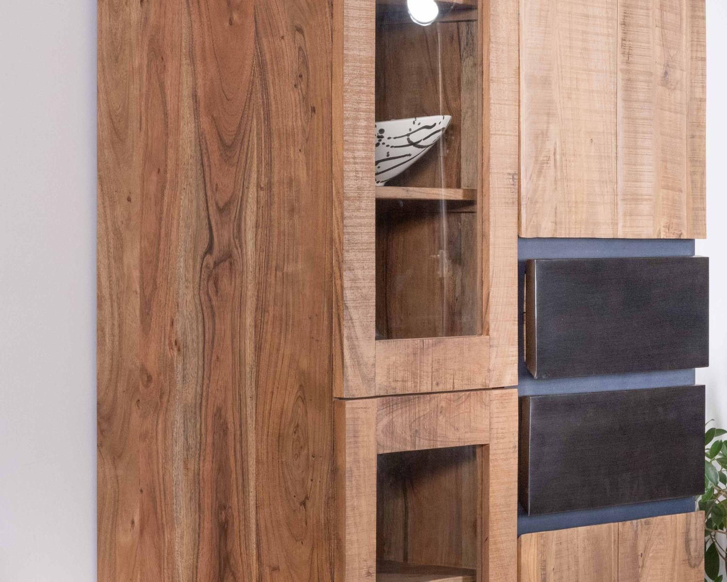 Mobile portavivande contemporaneo "Bennett" in acacia con ante in vetro e cassetti neri