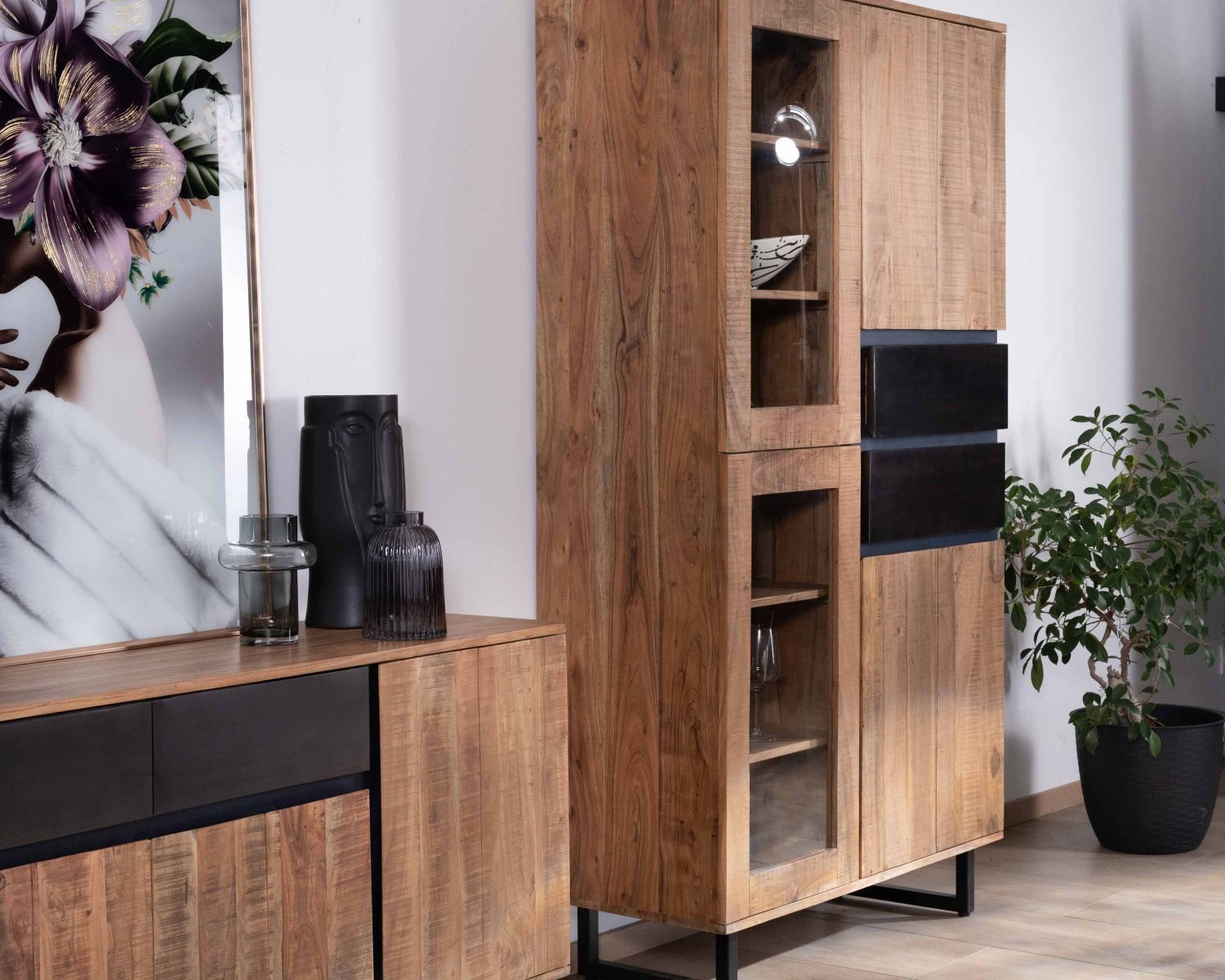 Mobile portavivande contemporaneo "Bennett" in acacia con ante in vetro e cassetti neri