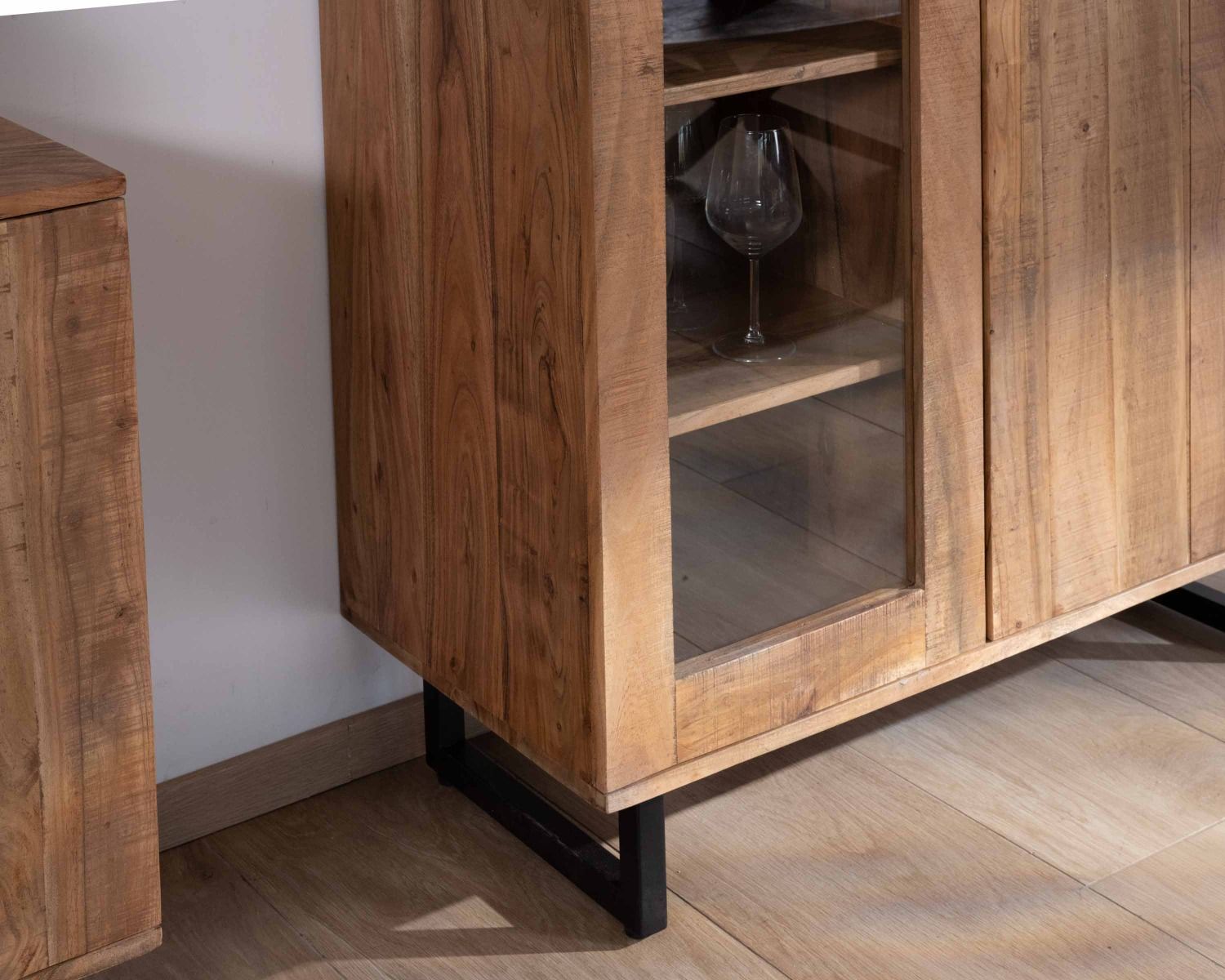 Mobile portavivande contemporaneo "Bennett" in acacia con ante in vetro e cassetti neri