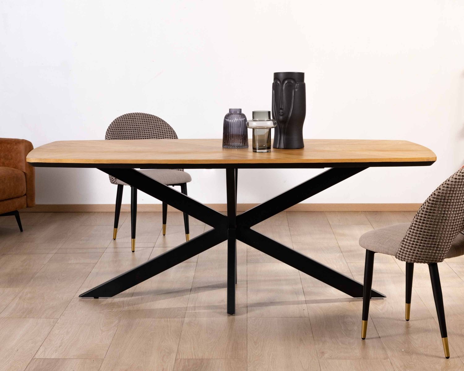 Tavolo da pranzo "Toledo" da 200 cm a forma di barca impiallacciato in rovere con finitura smussata nera