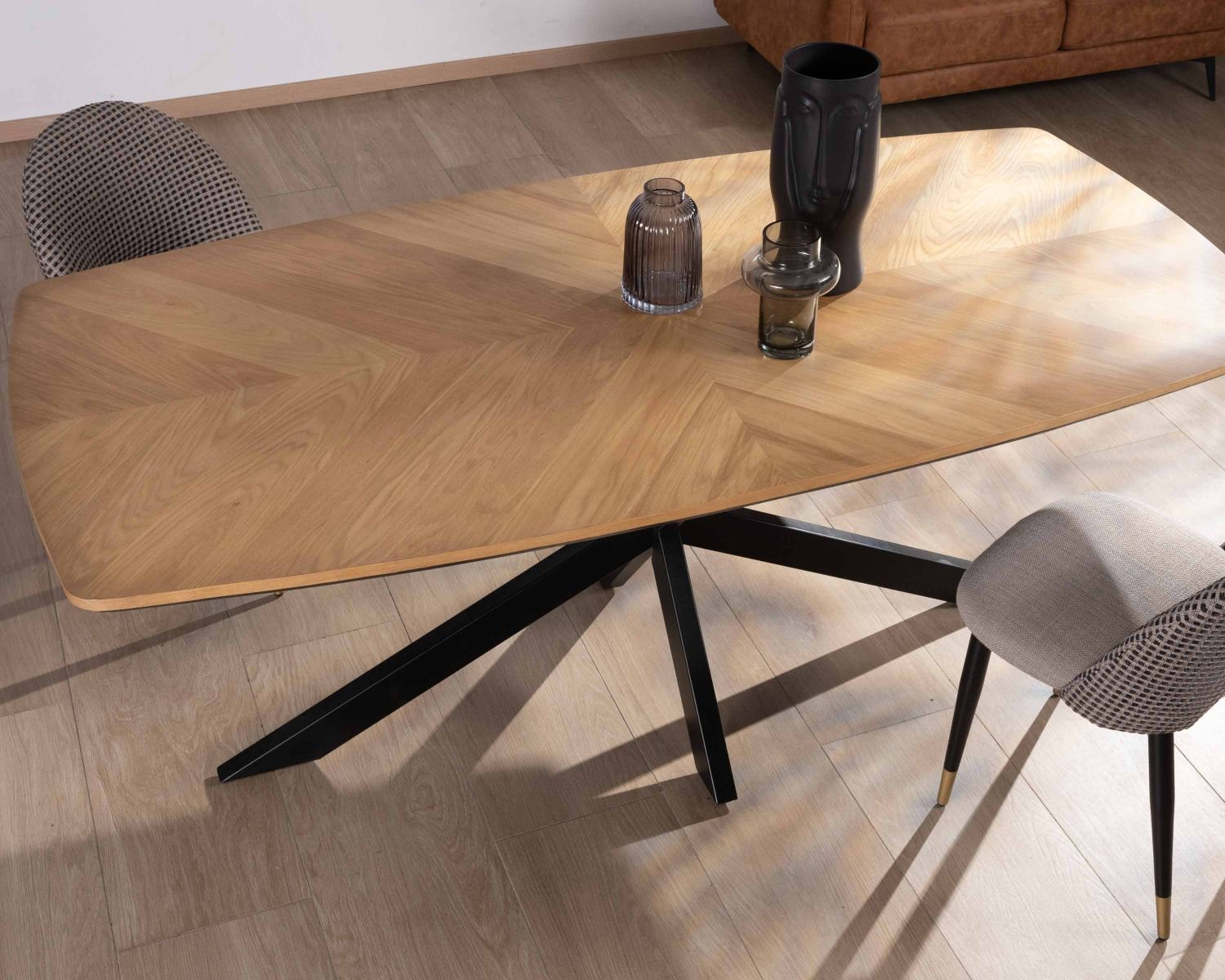 Tavolo da pranzo "Toledo" da 200 cm a forma di barca impiallacciato in rovere con finitura smussata nera