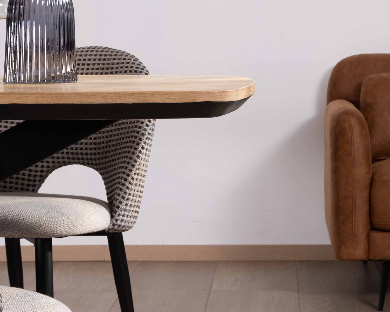 Tavolo da pranzo "Toledo" da 200 cm a forma di barca impiallacciato in rovere con finitura smussata nera