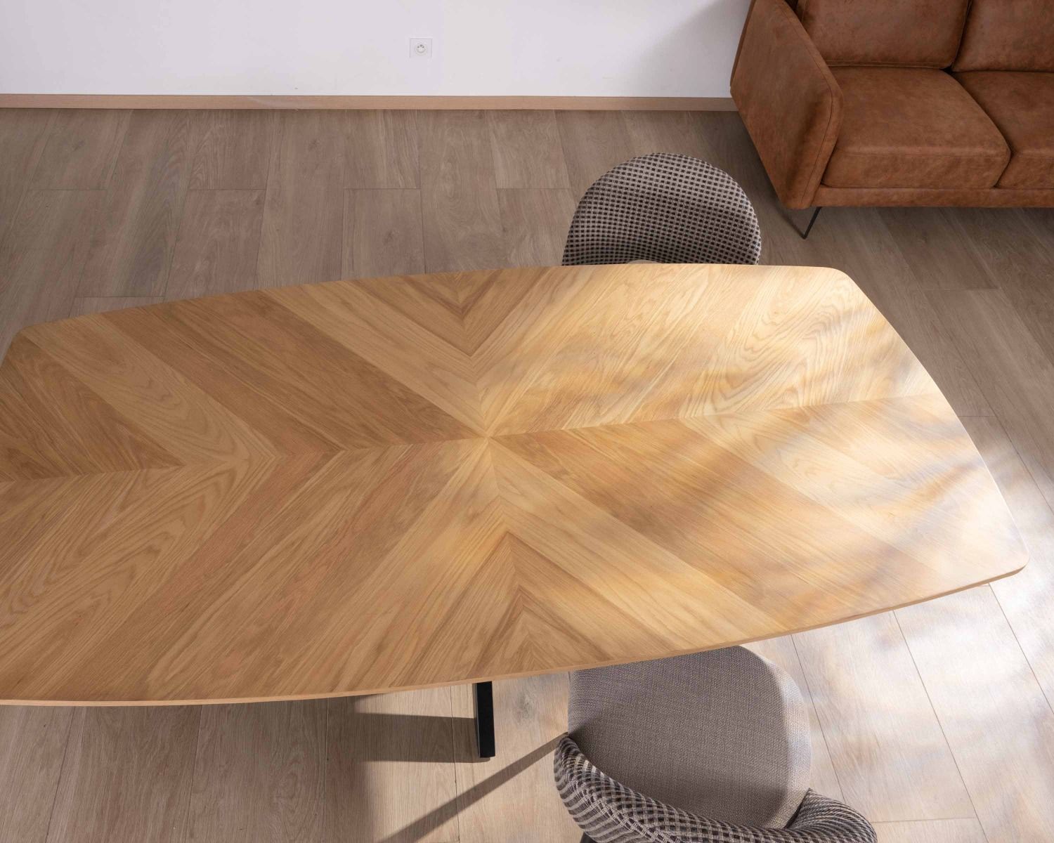 Tavolo da pranzo "Toledo" da 200 cm a forma di barca impiallacciato in rovere con finitura smussata nera