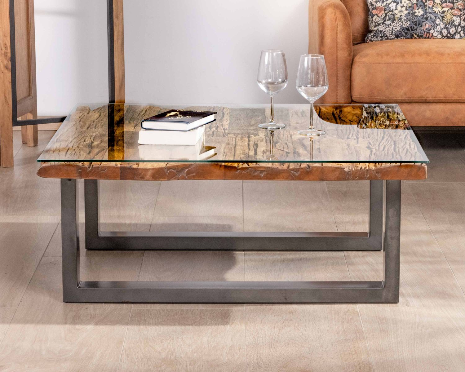 Tavolino quadrato "Cidade" in legno naturale di recupero con piano in vetro e gambe a U nero antico