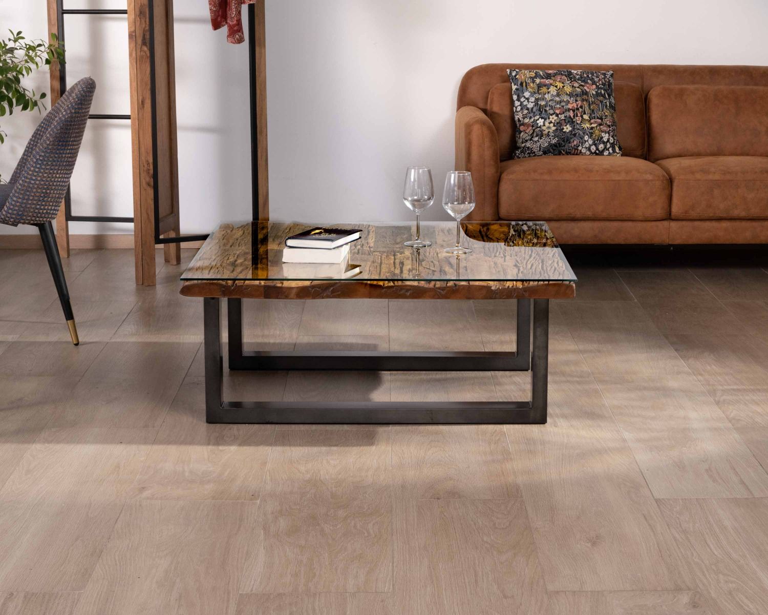 Tavolino quadrato "Cidade" in legno naturale di recupero con piano in vetro e gambe a U nero antico