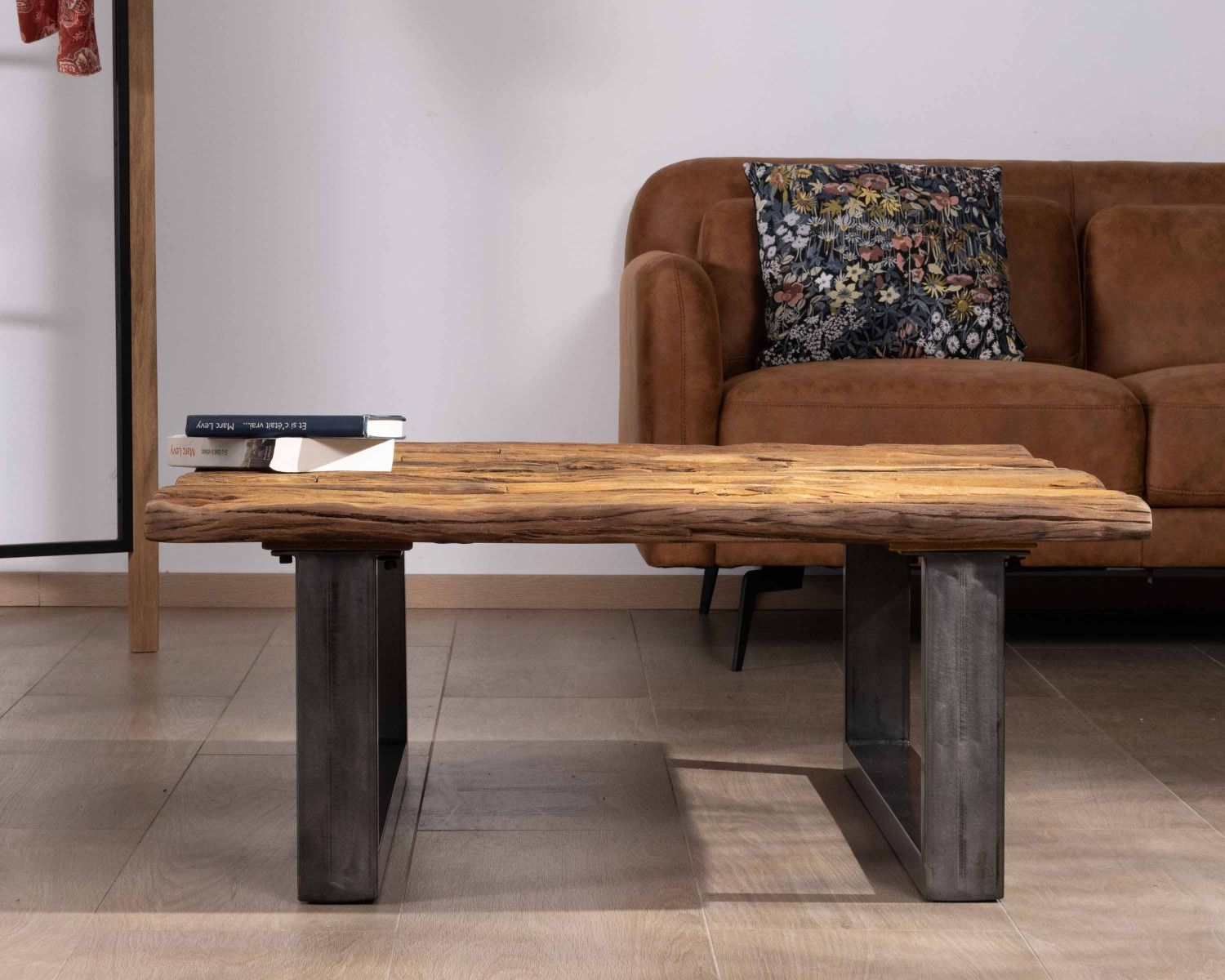 Tavolino quadrato "Cidade" in legno naturale di recupero con piano in vetro e gambe a U nero antico