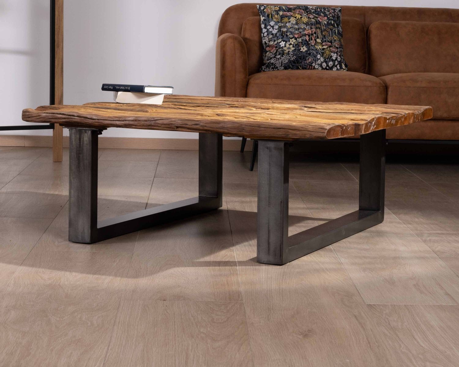 Tavolino quadrato "Cidade" in legno naturale di recupero con piano in vetro e gambe a U nero antico