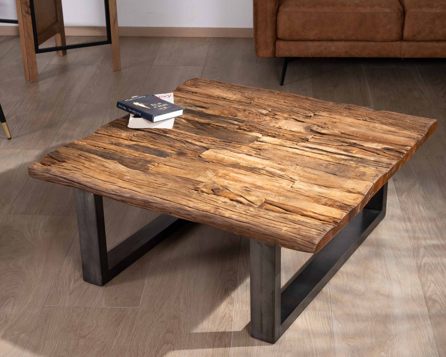 Tavolino quadrato "Cidade" in legno naturale di recupero con piano in vetro e gambe a U nero antico