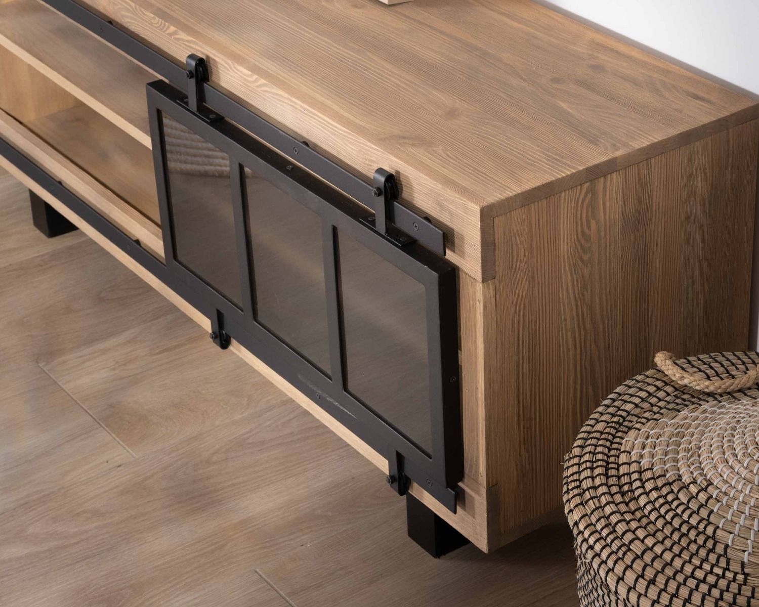 Mobile TV contemporaneo "Tolf" da 140 cm in pino spazzolato con anta scorrevole in vetro