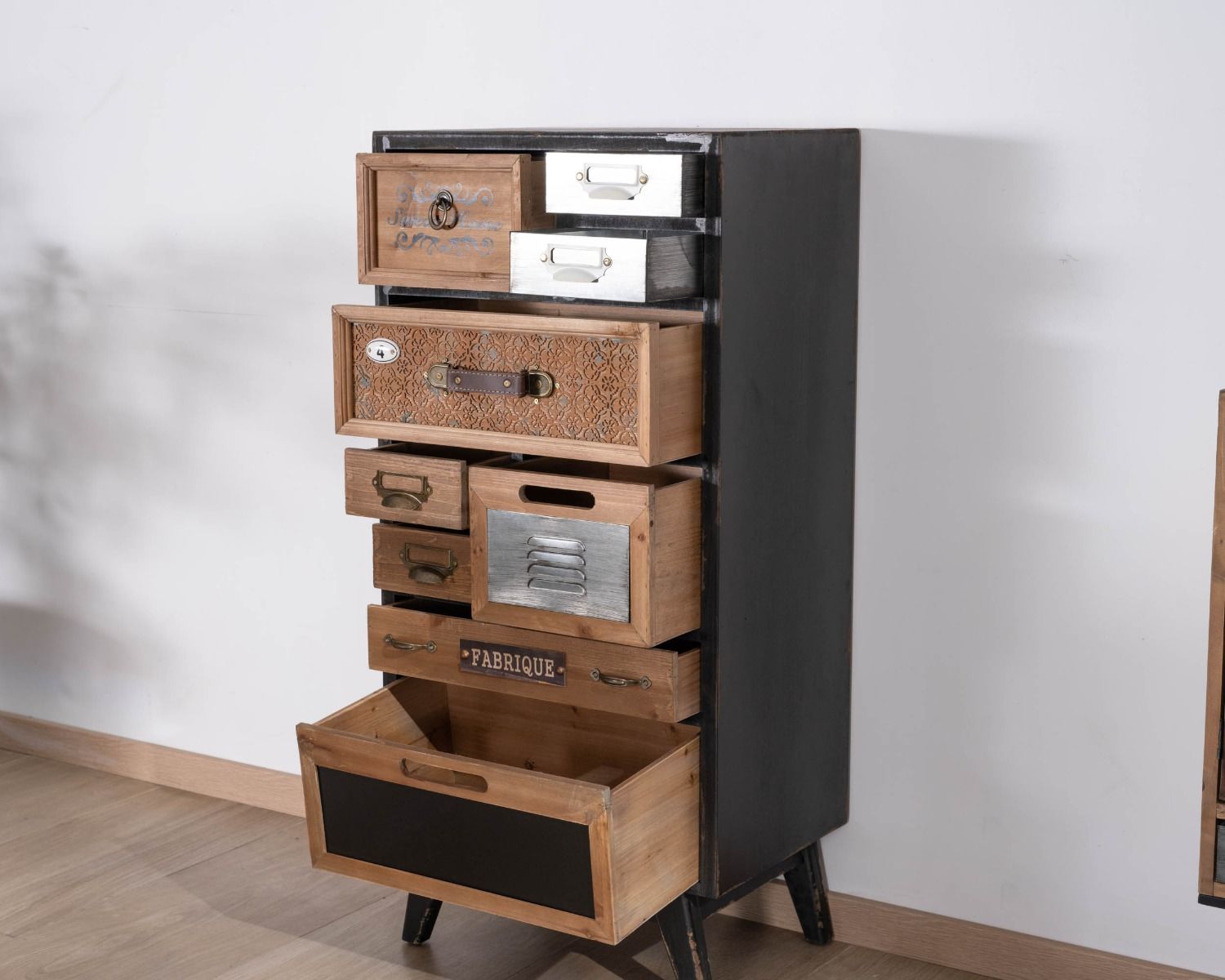 Cassettiera verticale in abete nero e frontali decorati "Mélimélo Indus"