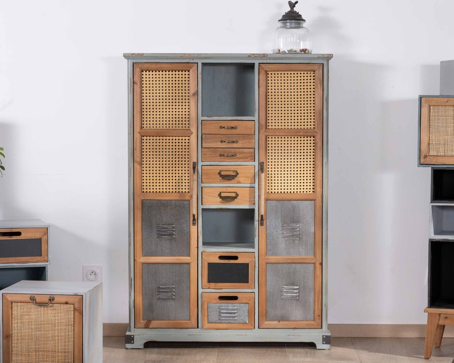 Credenza decorativa "Mélimélo Indus" in legno di pino e simil rattan con cassetti